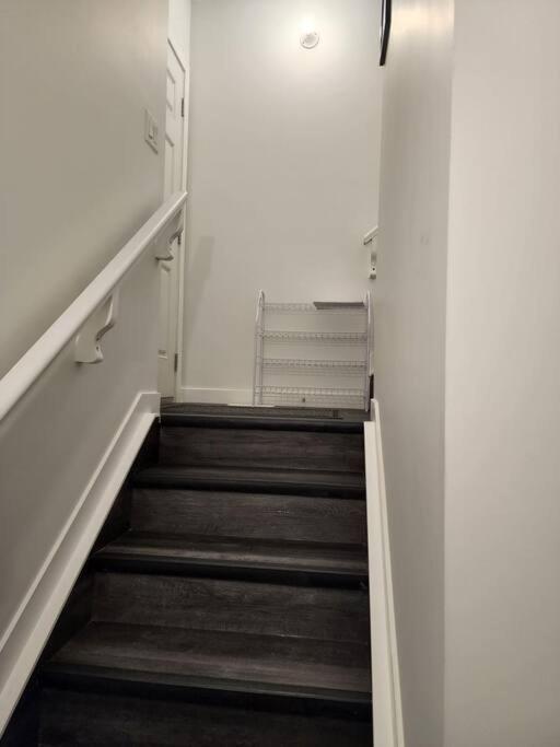 Cozy new 1 bed suite workplace wifi smartlock
