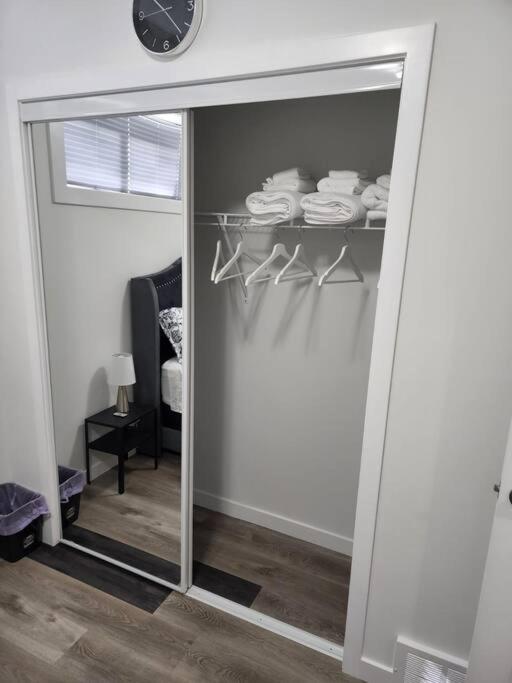 Cozy new 1 bed suite workplace wifi smartlock
