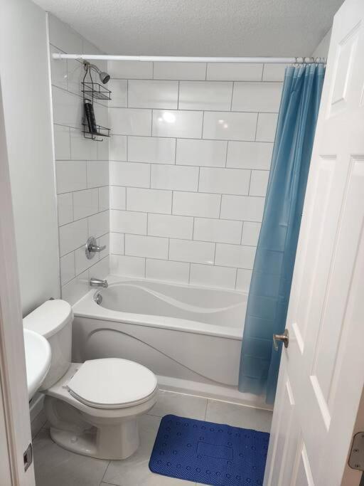 Cozy new 1 bed suite workplace wifi smartlock