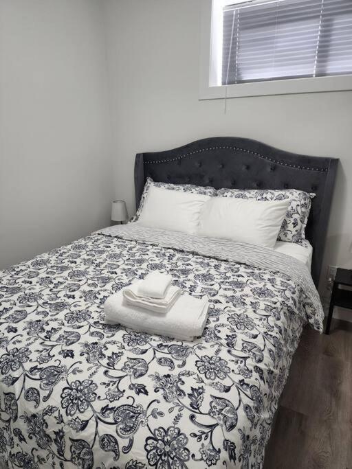 Cozy new 1 bed suite workplace wifi smartlock