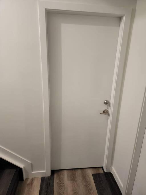 Cozy new 1 bed suite workplace wifi smartlock