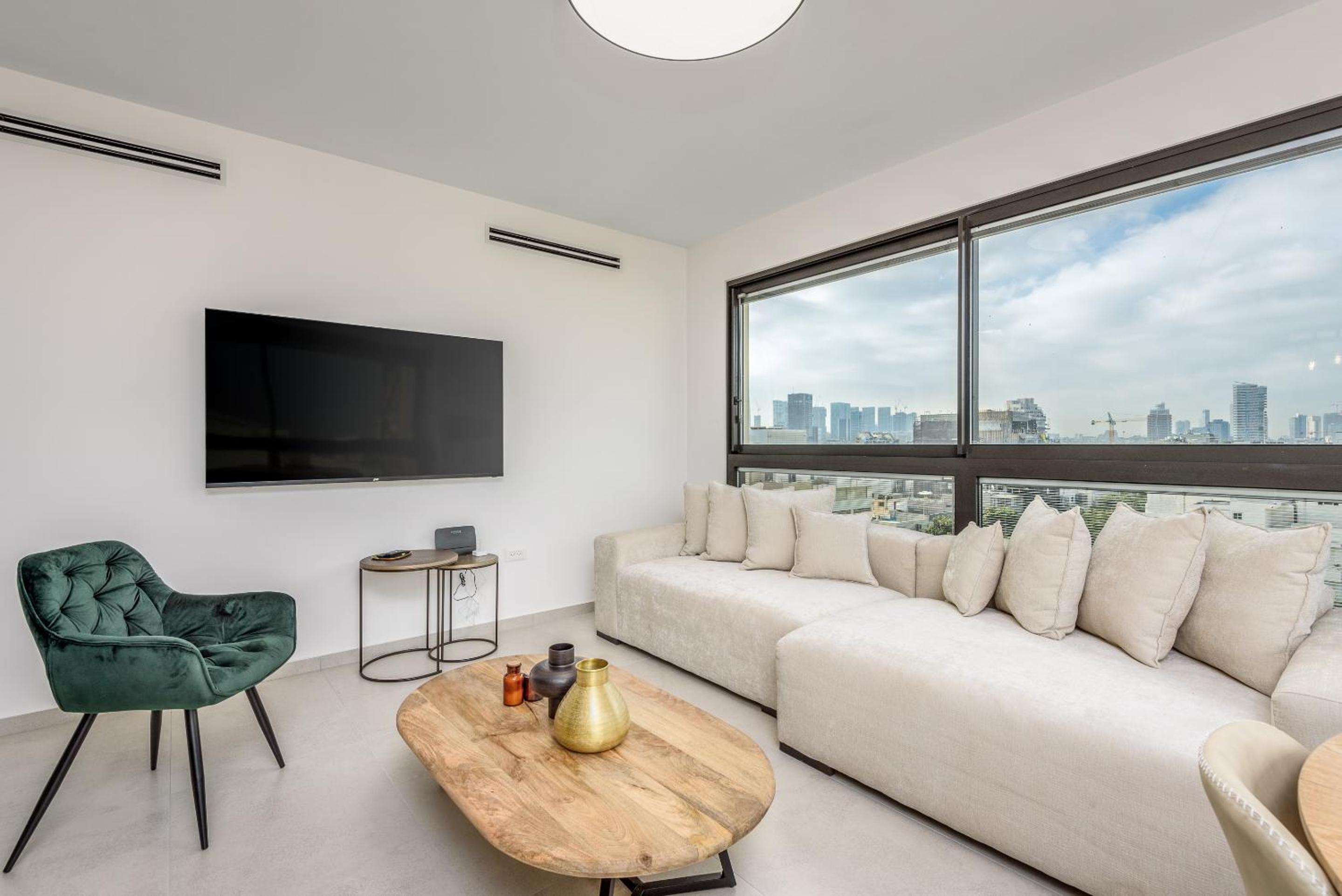 Chic in the city by Sea U TLV view 2