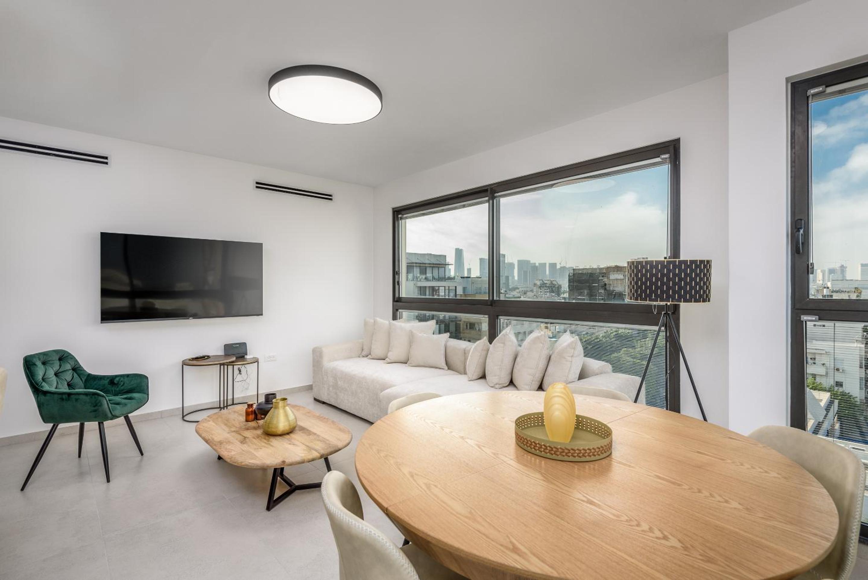 Chic in the city by Sea U TLV view 4
