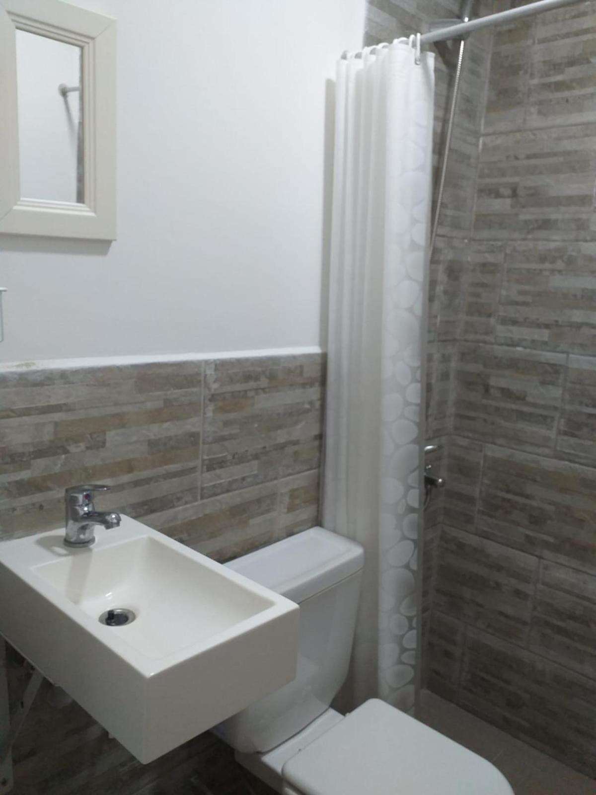 Habitación independiente con baño privado