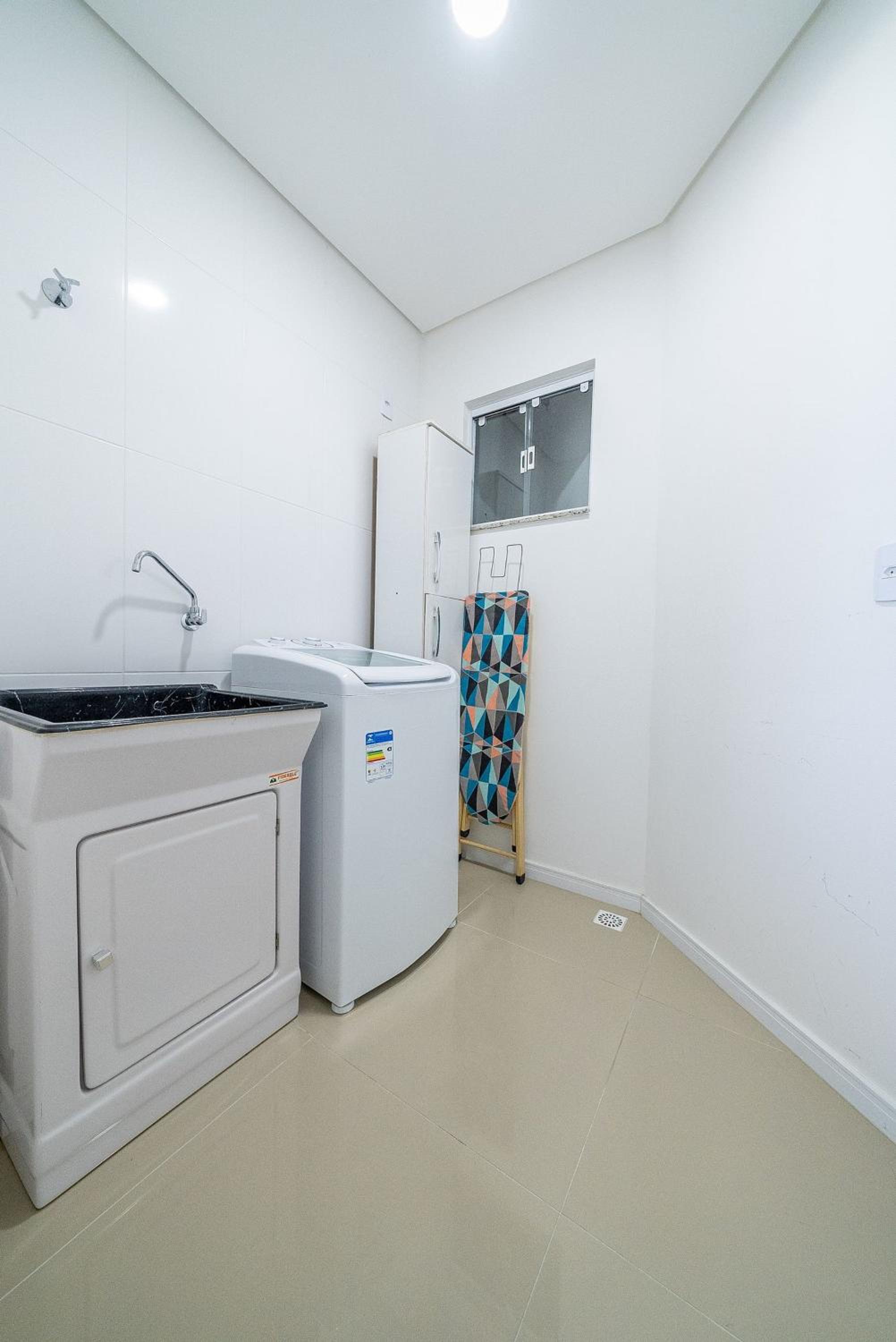 020 - Apartamento 2 dormitórios na Praia de Bombas