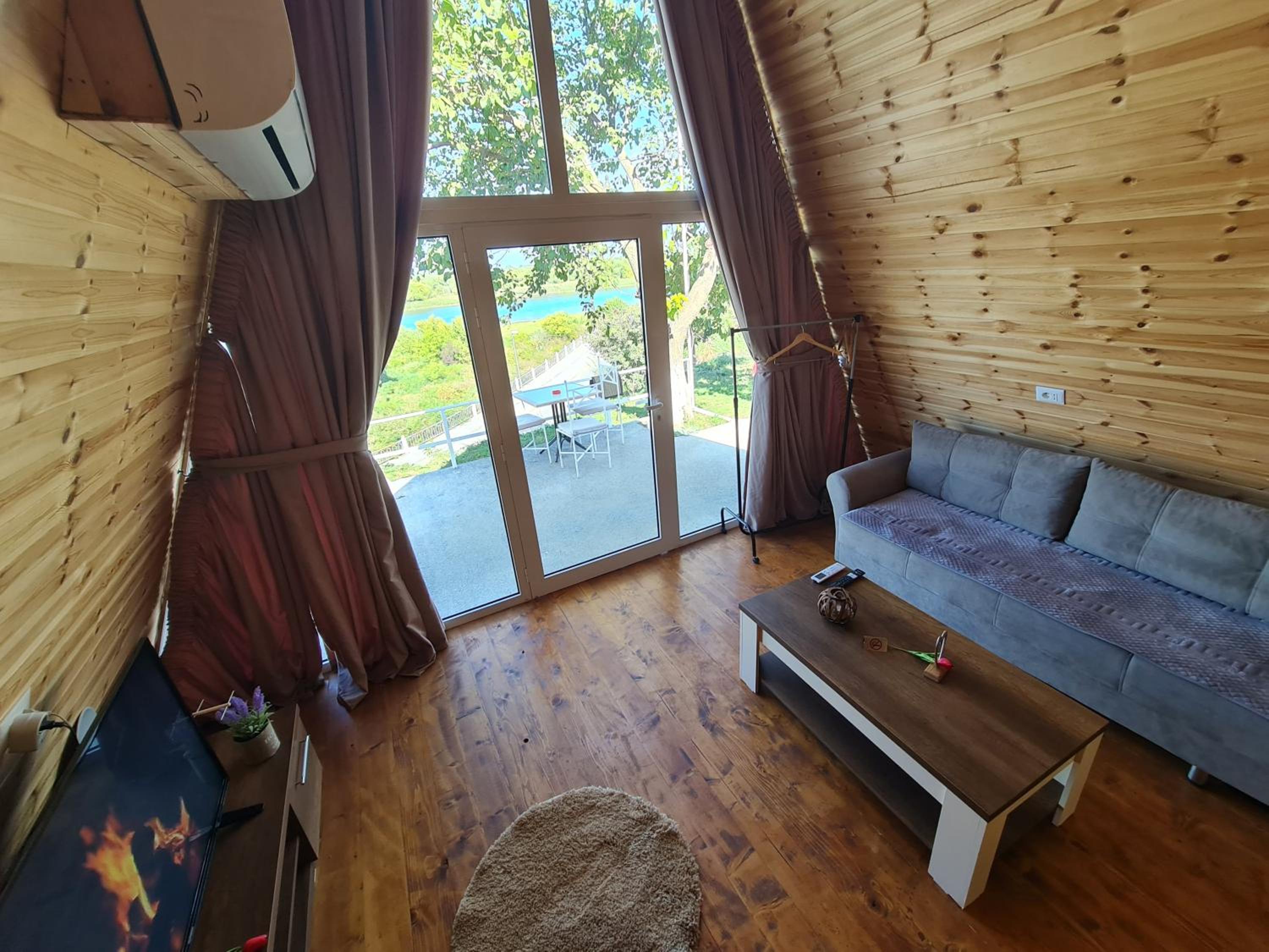 Alex's House Shirokë