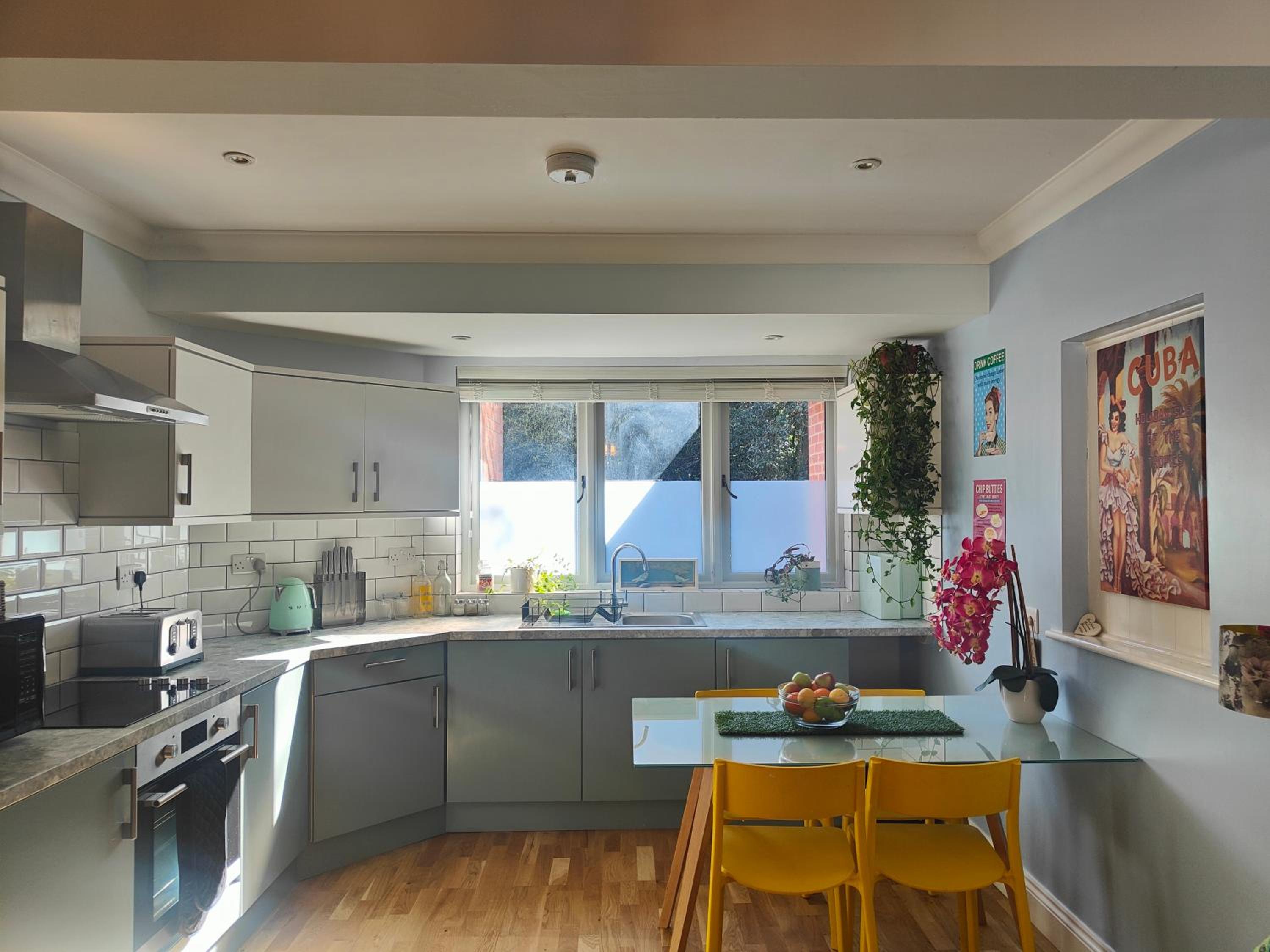 Self-contained flat, off street parking close to town and beach view 3