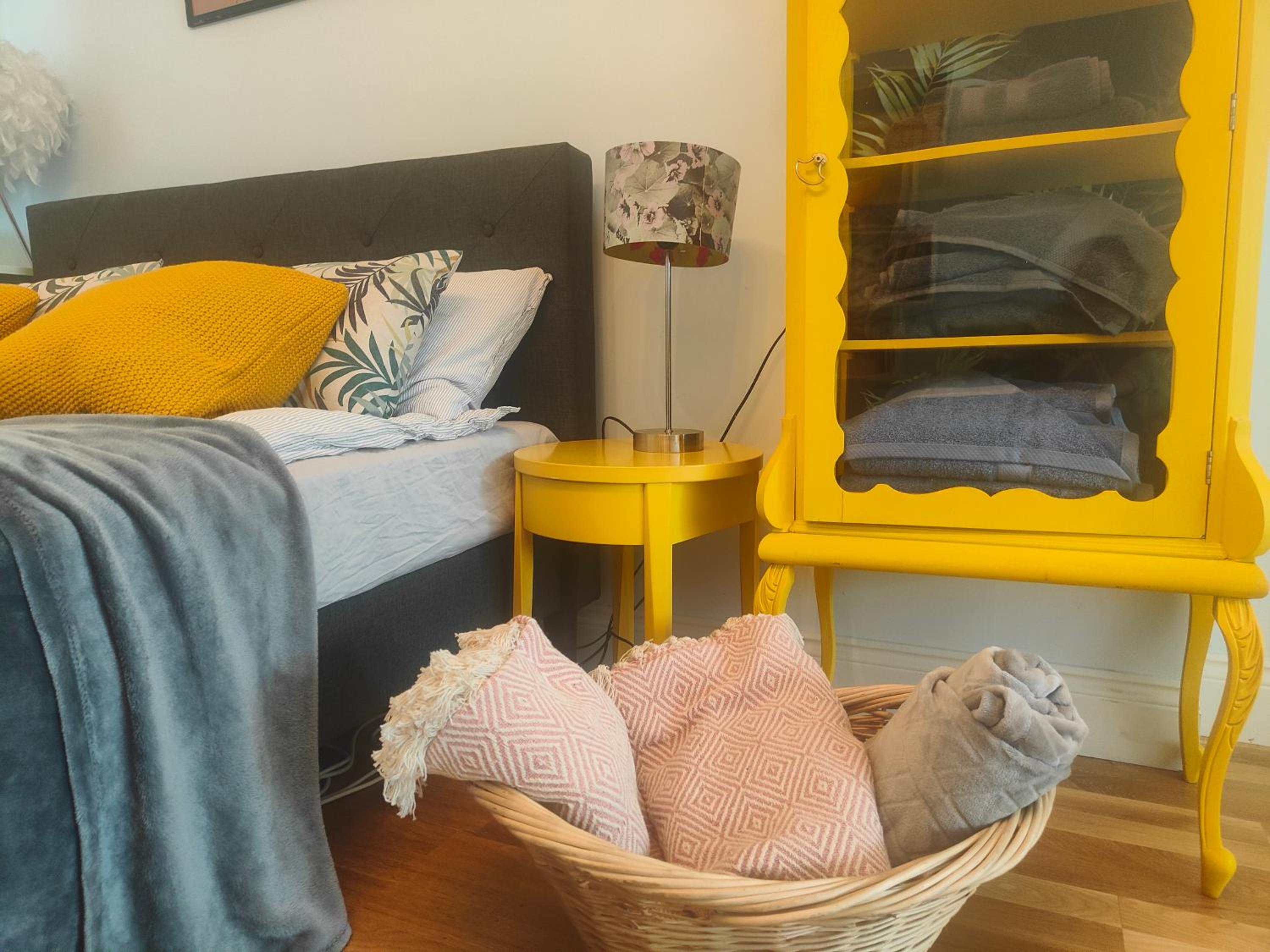 Self-contained flat, off street parking close to town and beach view 5