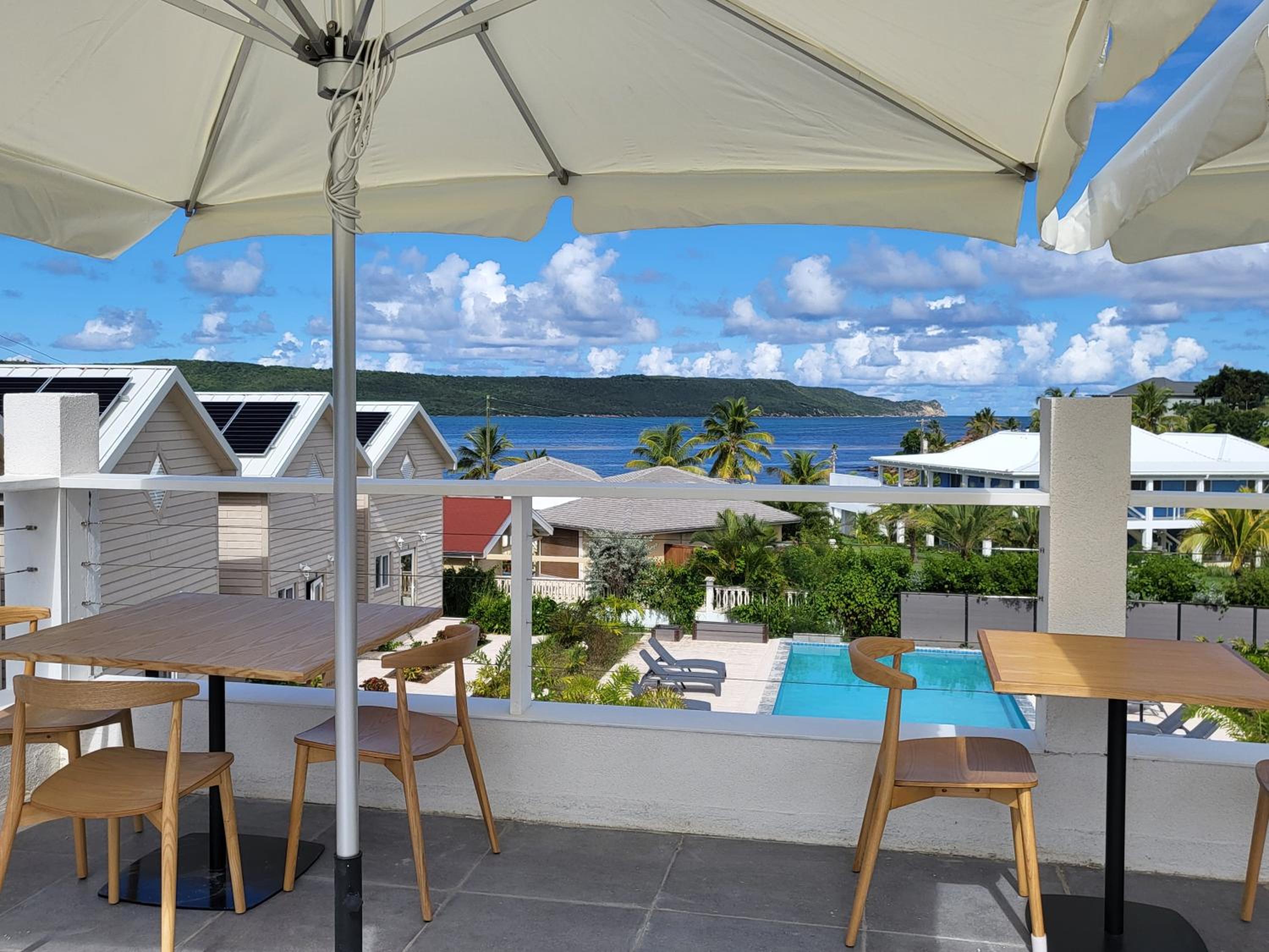 Crawlbay Suites Hotel