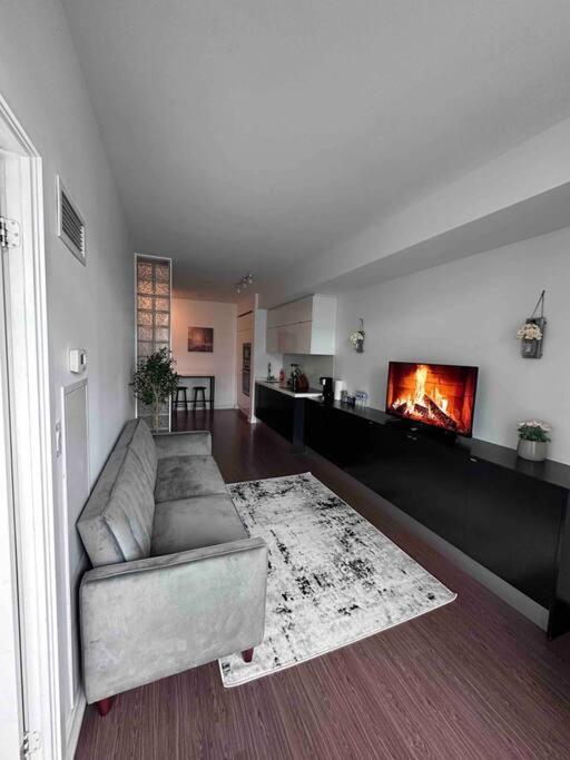Stylish 2 Bedrooms Condo w/ awesome View & Parking