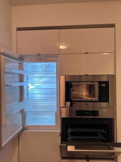 Stylish 2 Bedrooms Condo w/ awesome View & Parking