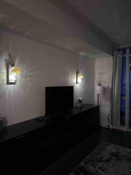 Stylish 2 Bedrooms Condo w/ awesome View & Parking