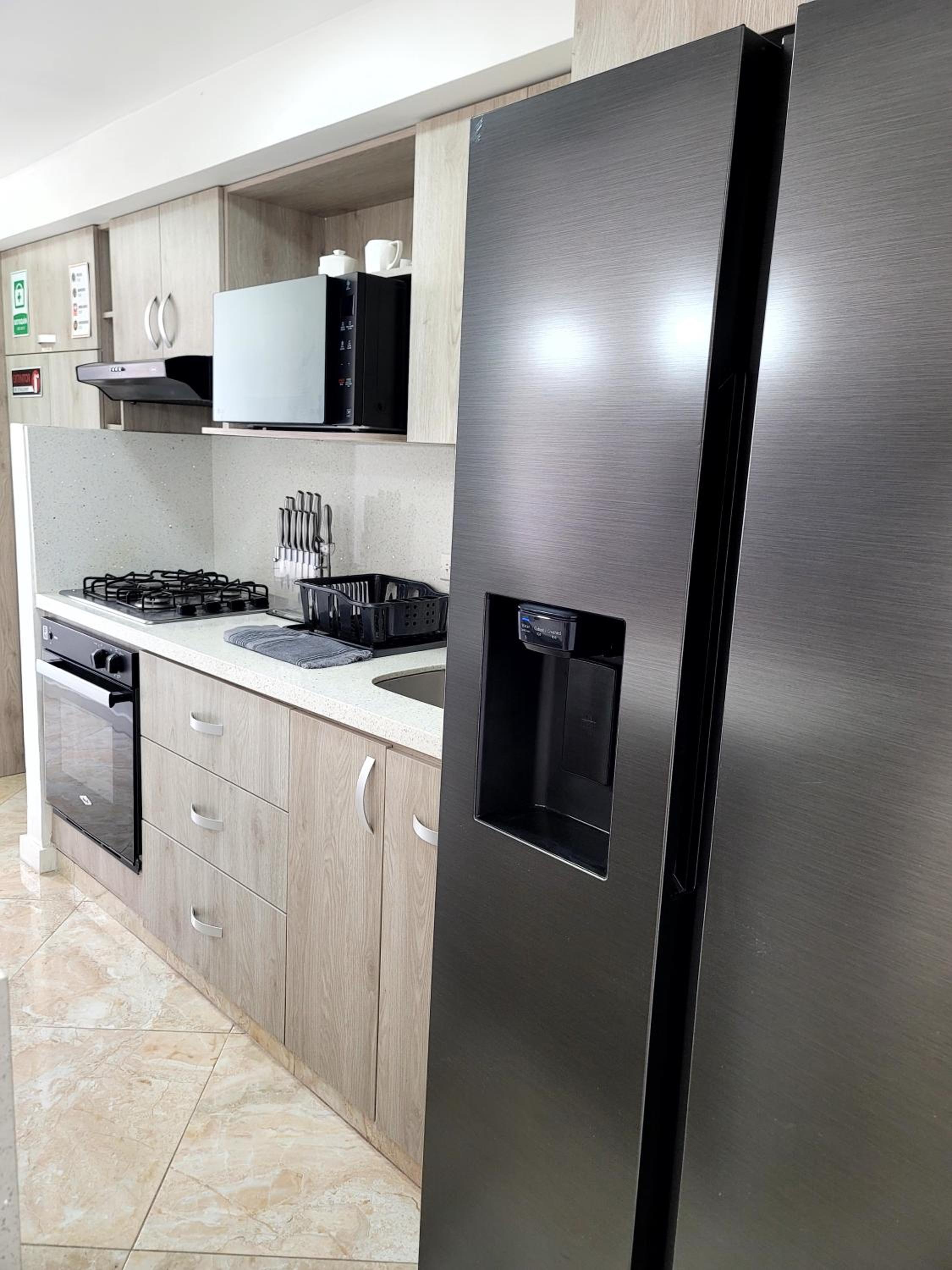 Modern High-Rise 2/2 Apartment with City View.