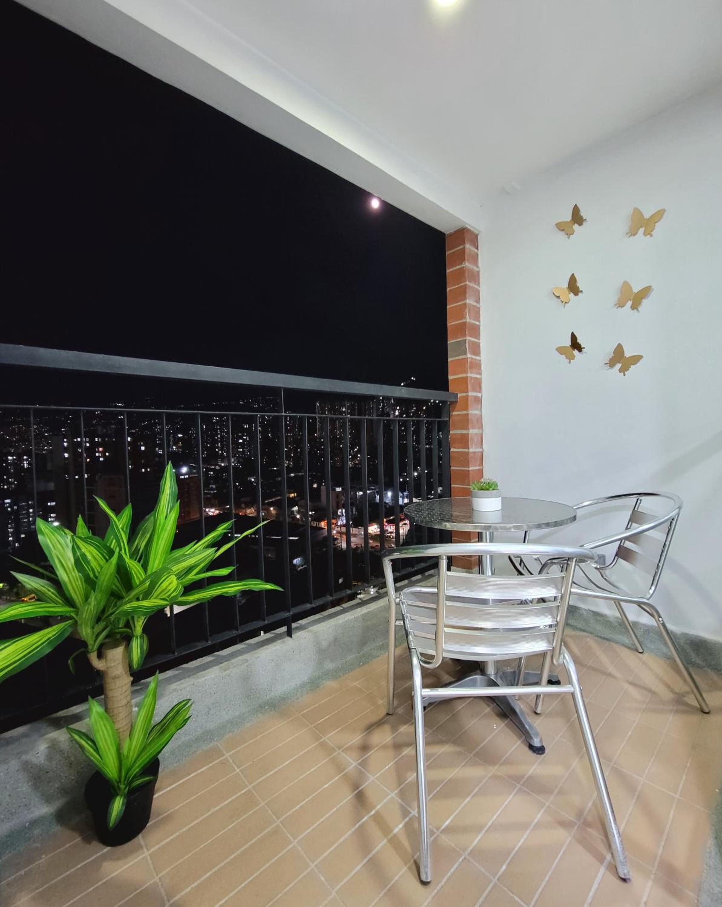 Modern High-Rise 2/2 Apartment with City View.