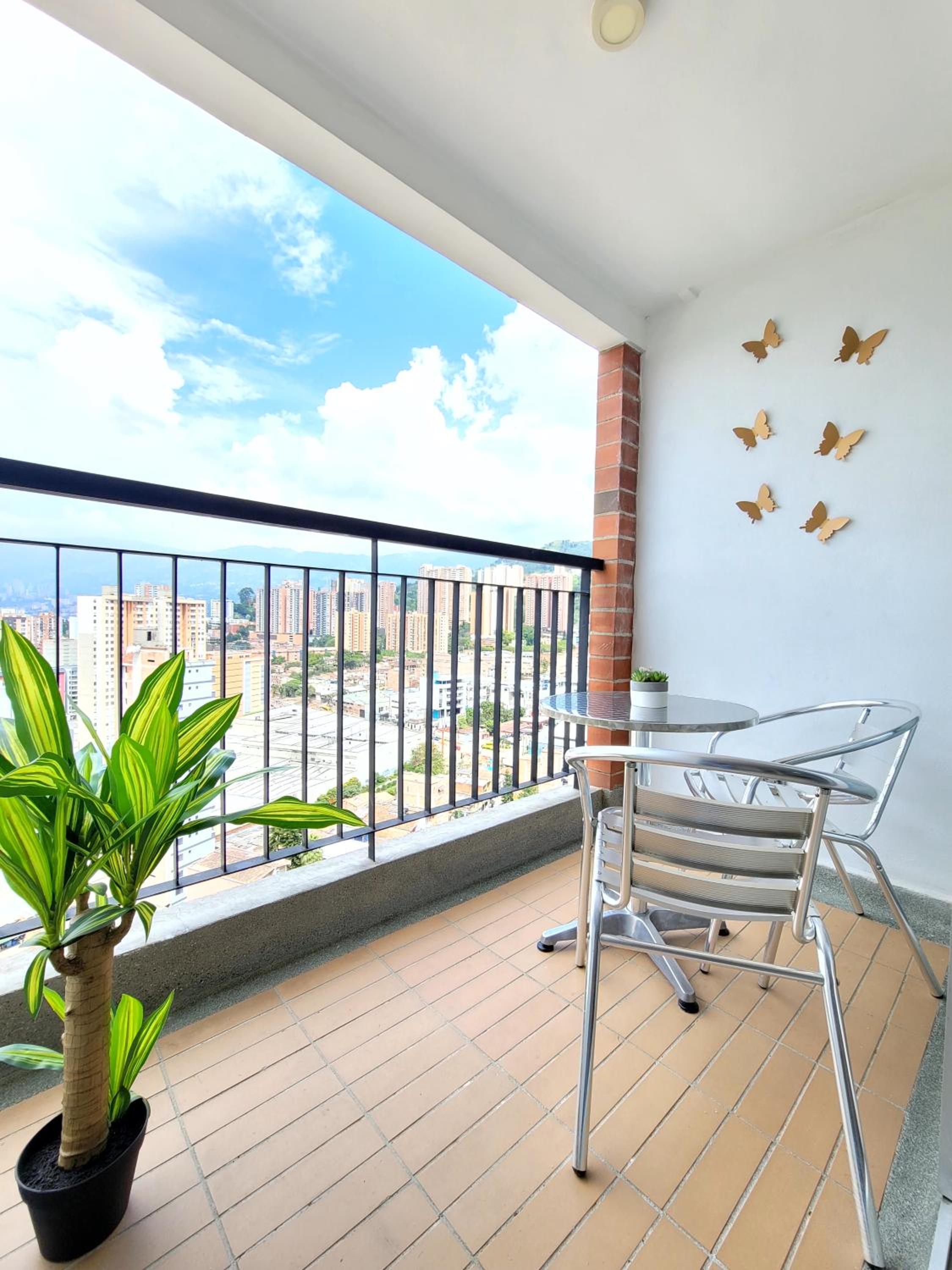 Modern High-Rise 2/2 Apartment with City View.