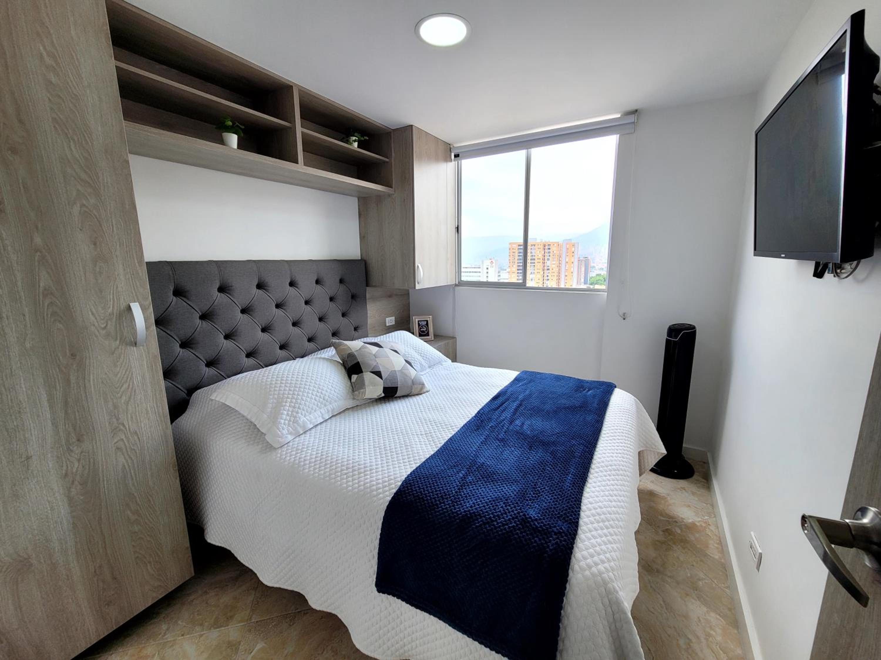Modern High-Rise 2/2 Apartment with City View.