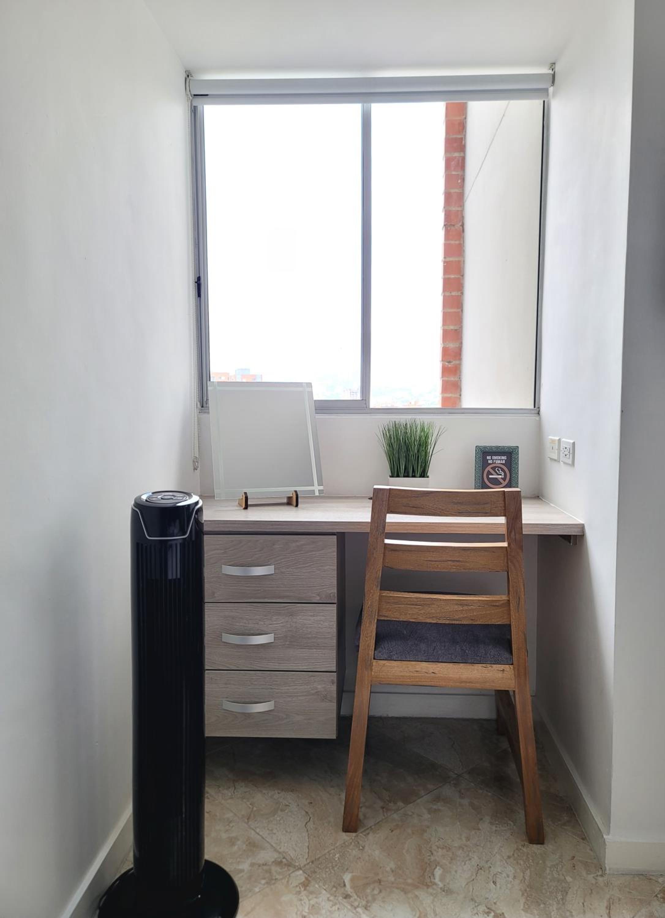 Modern High-Rise 2/2 Apartment with City View.