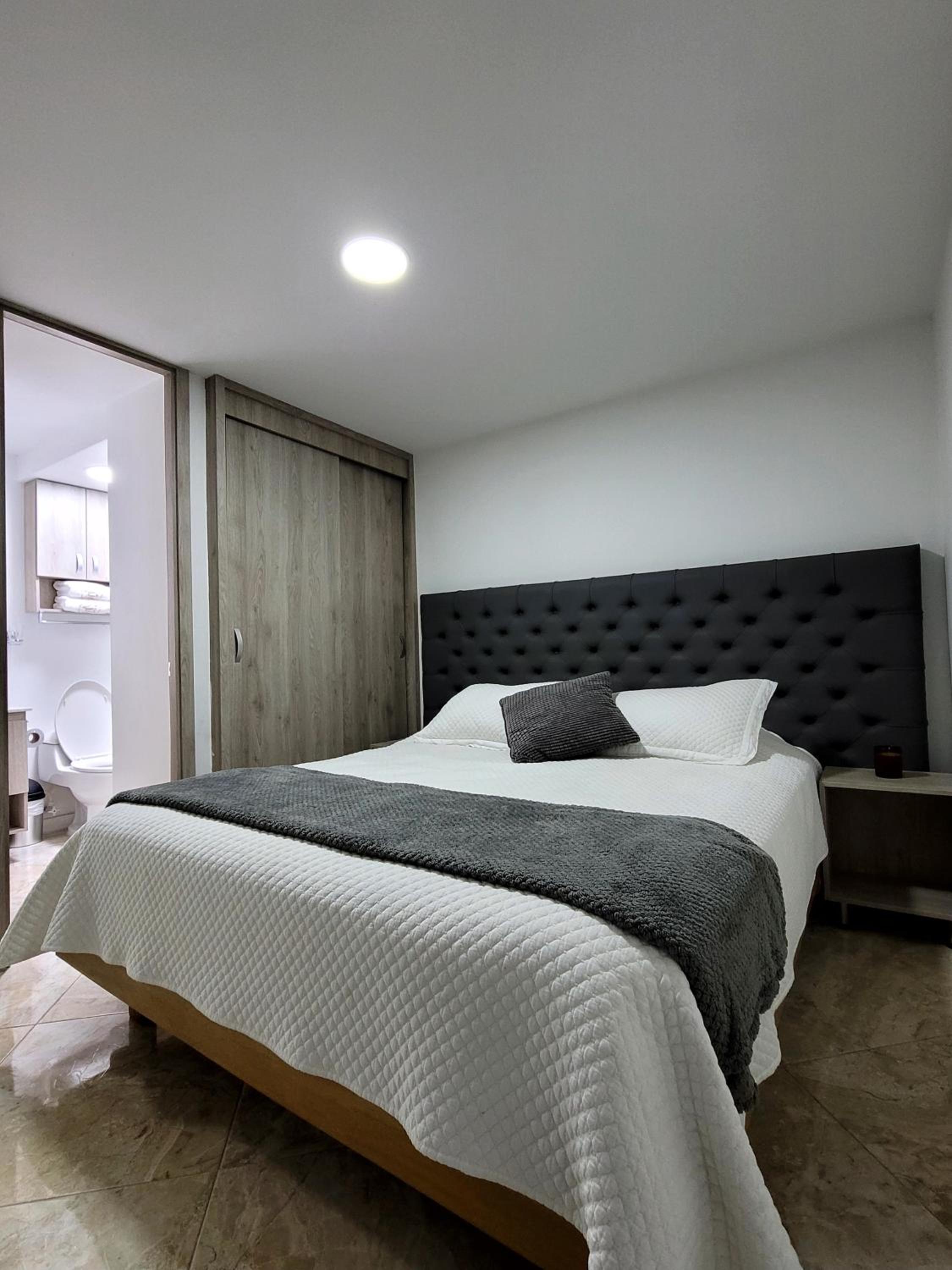Modern High-Rise 2/2 Apartment with City View.