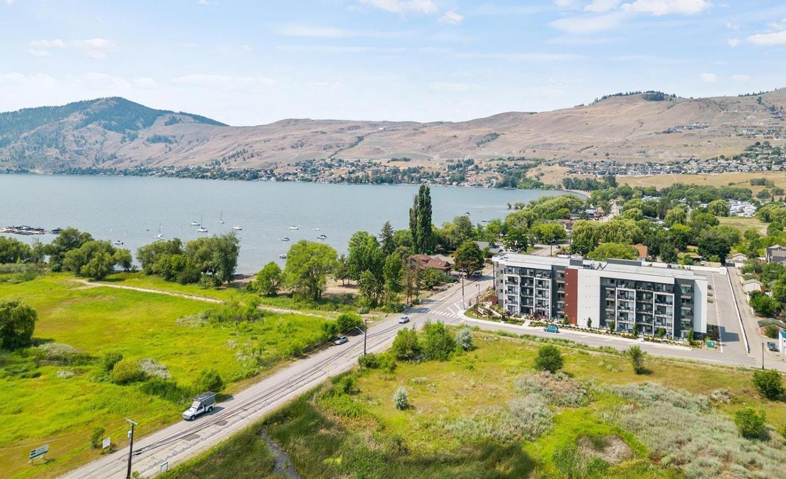 Top Floor Lakeshore Views Near Skiing
