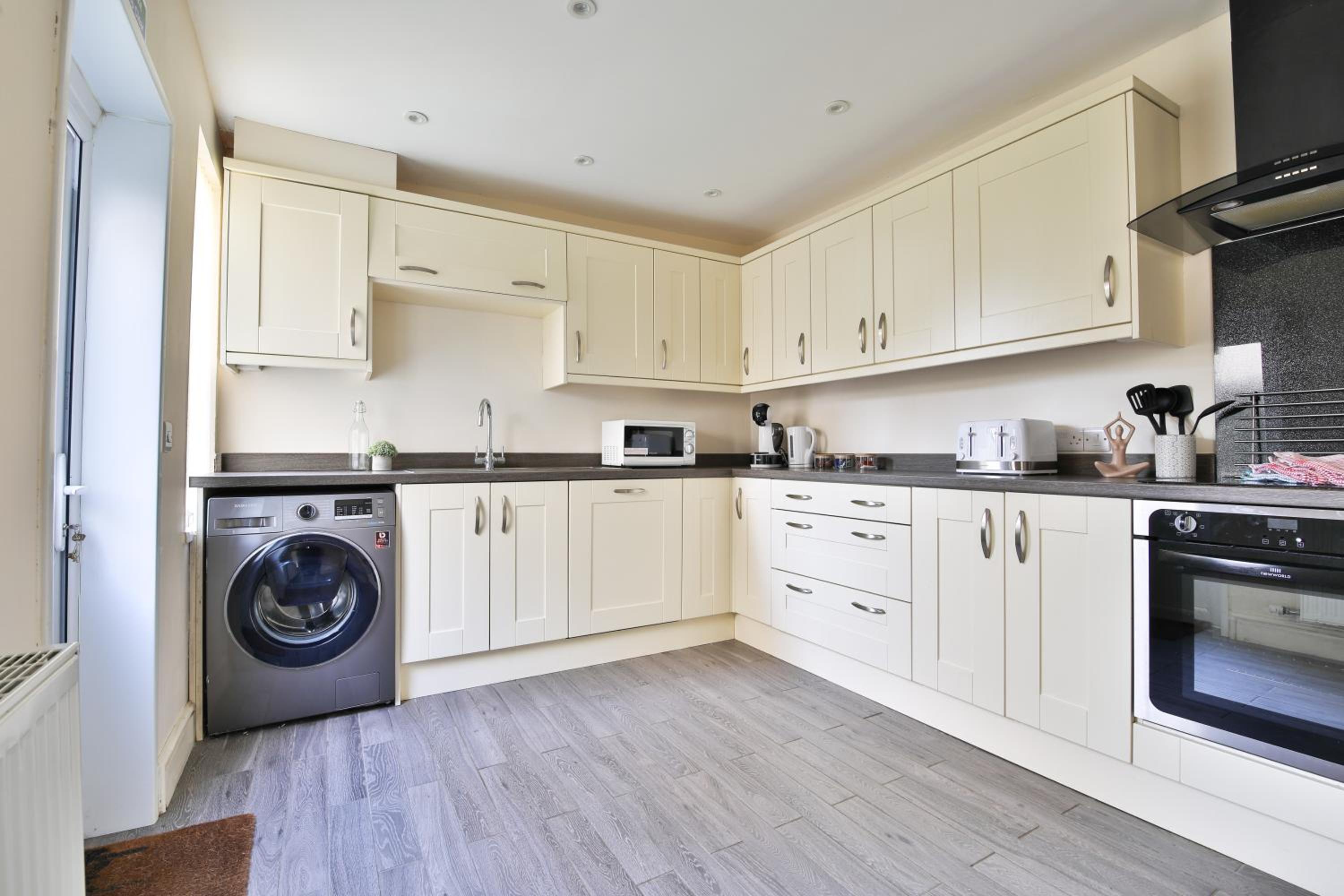 StayRight 3-Bed Home Near Central Cardiff- Sleeps 6, Twin Or King Beds