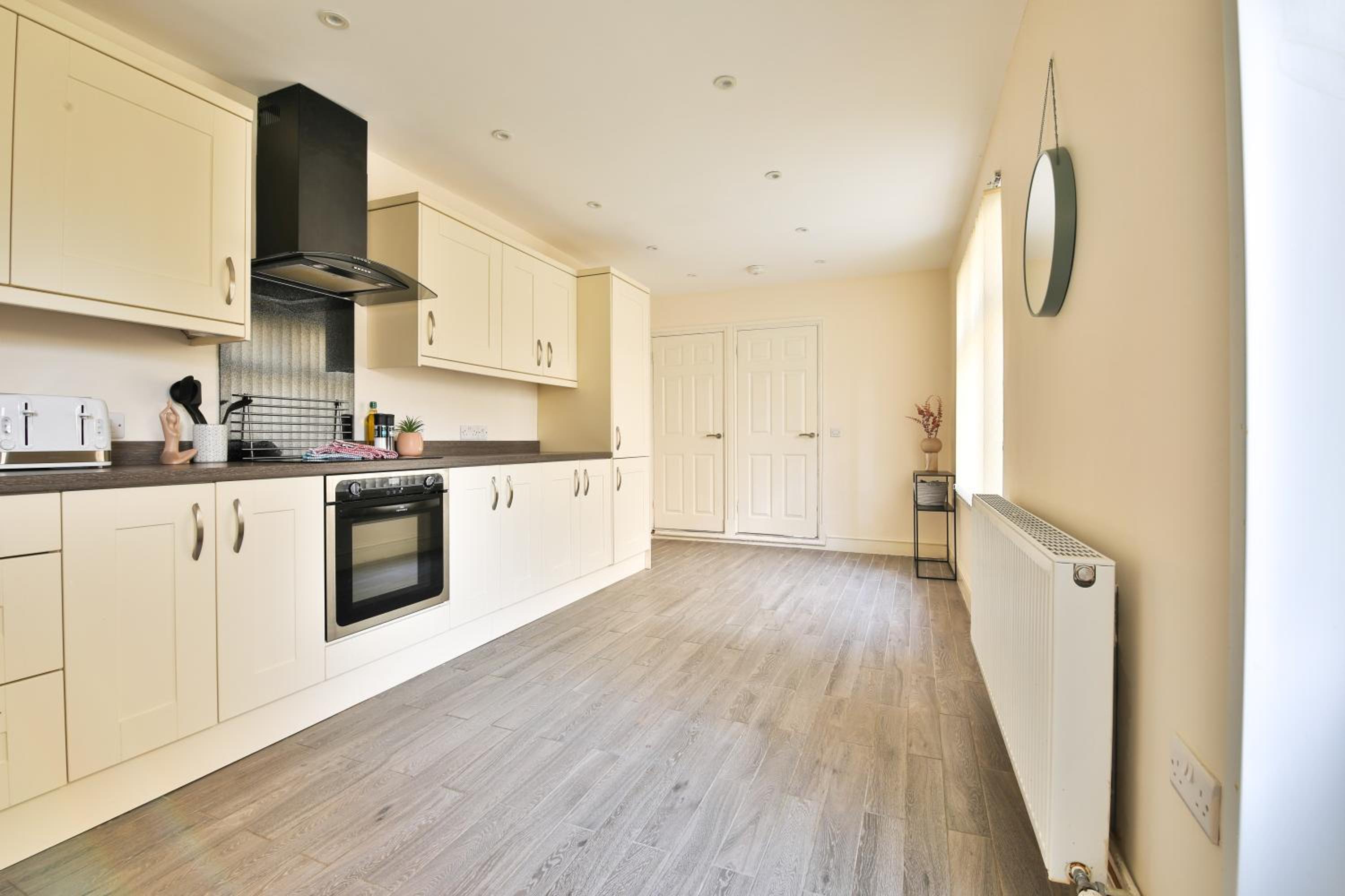 StayRight 3-Bed Home Near Central Cardiff- Sleeps 6, Twin Or King Beds
