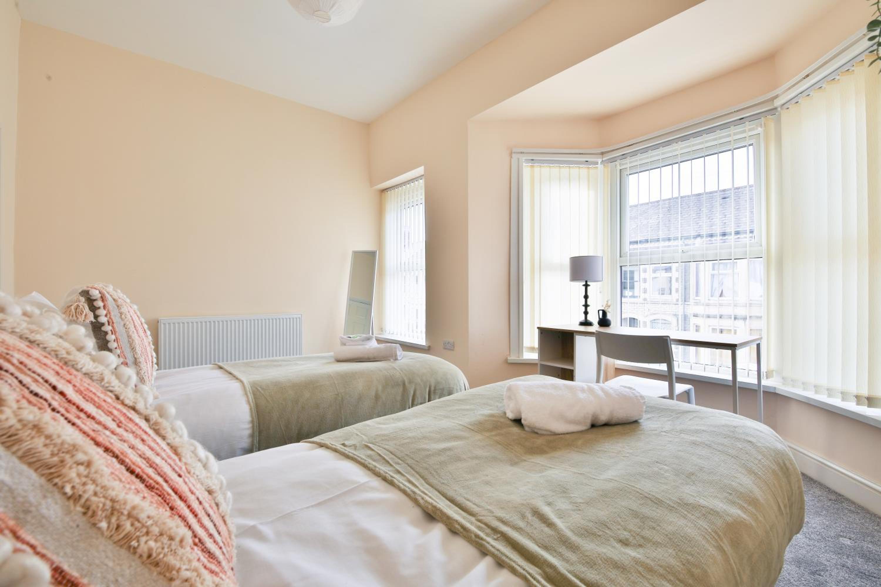 StayRight 3-Bed Home Near Central Cardiff- Sleeps 6, Twin Or King Beds