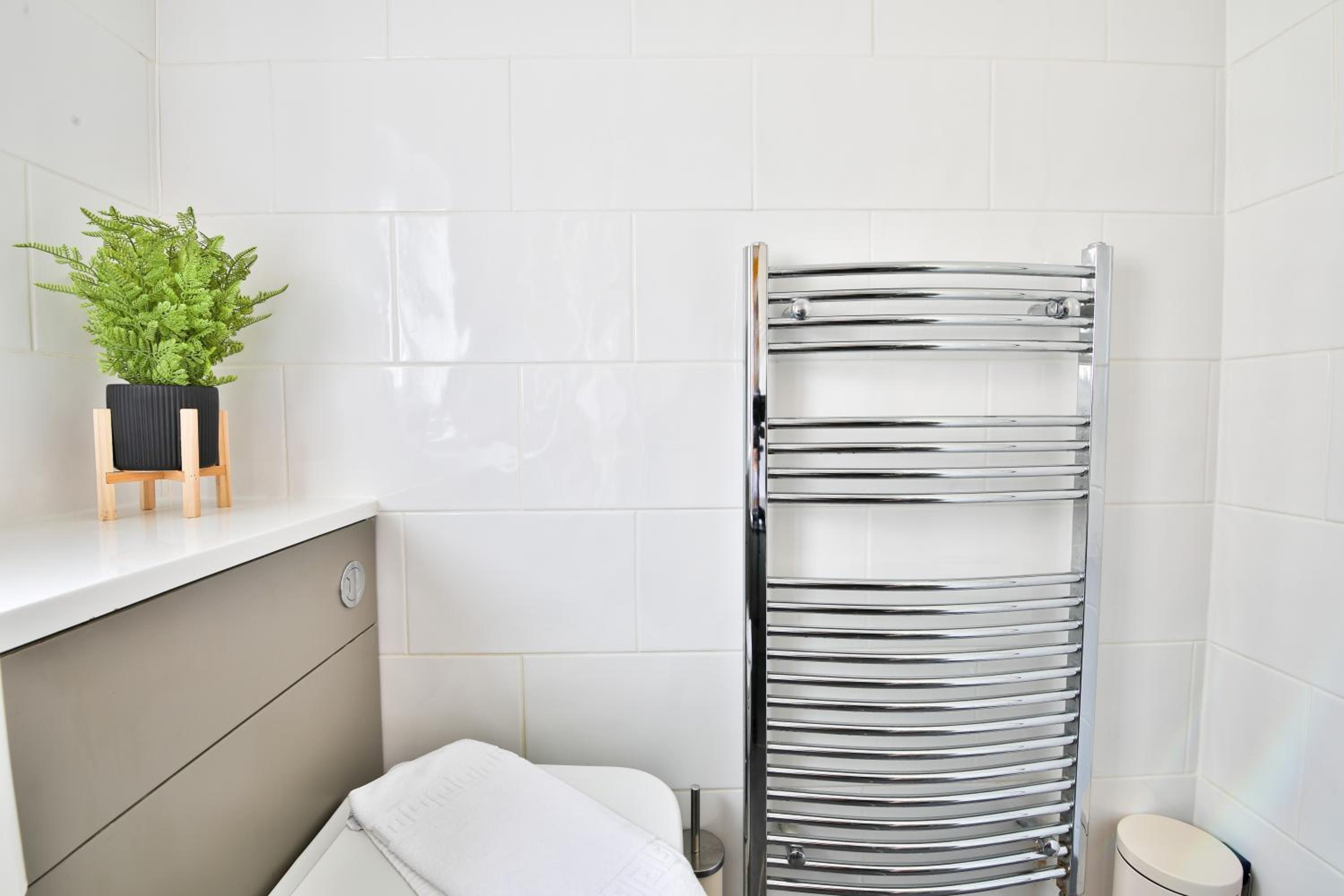 StayRight 3-Bed Home Near Central Cardiff- Sleeps 6, Twin Or King Beds