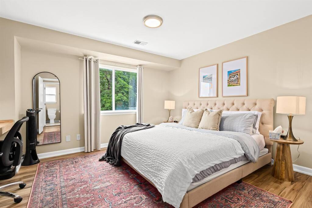 New! Comfy 1BR Upper Flat near Downtown Roseville view 3