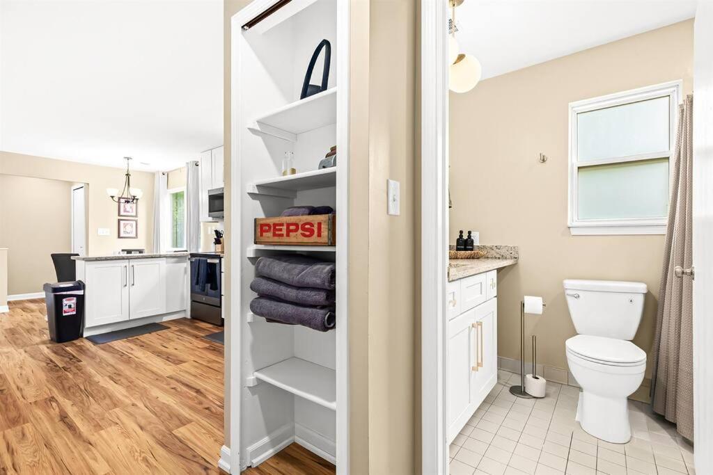 New! Comfy 1BR Upper Flat near Downtown Roseville view 4