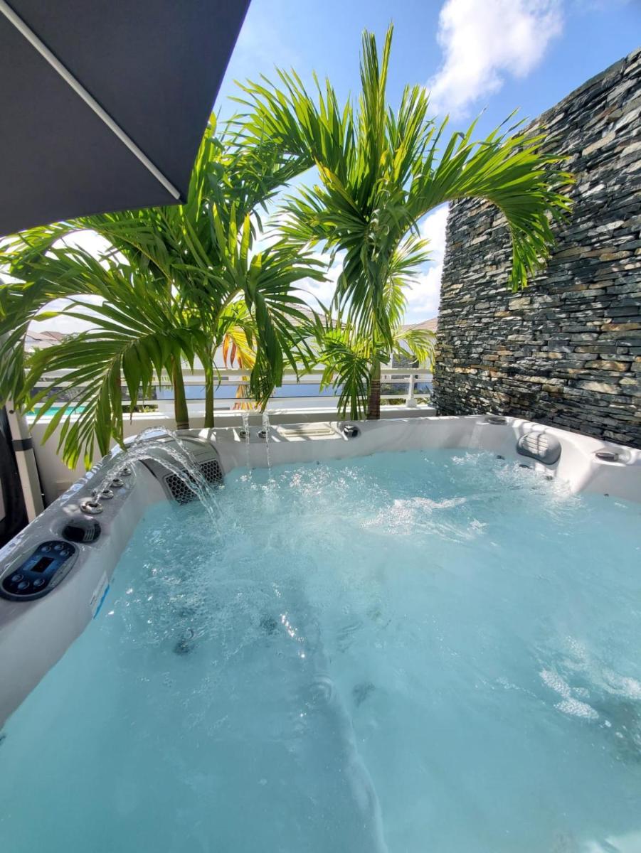 NEW Luxury Penthouse with Jacuzzi, BBQ and 4 Free private beach passes! — photo 5