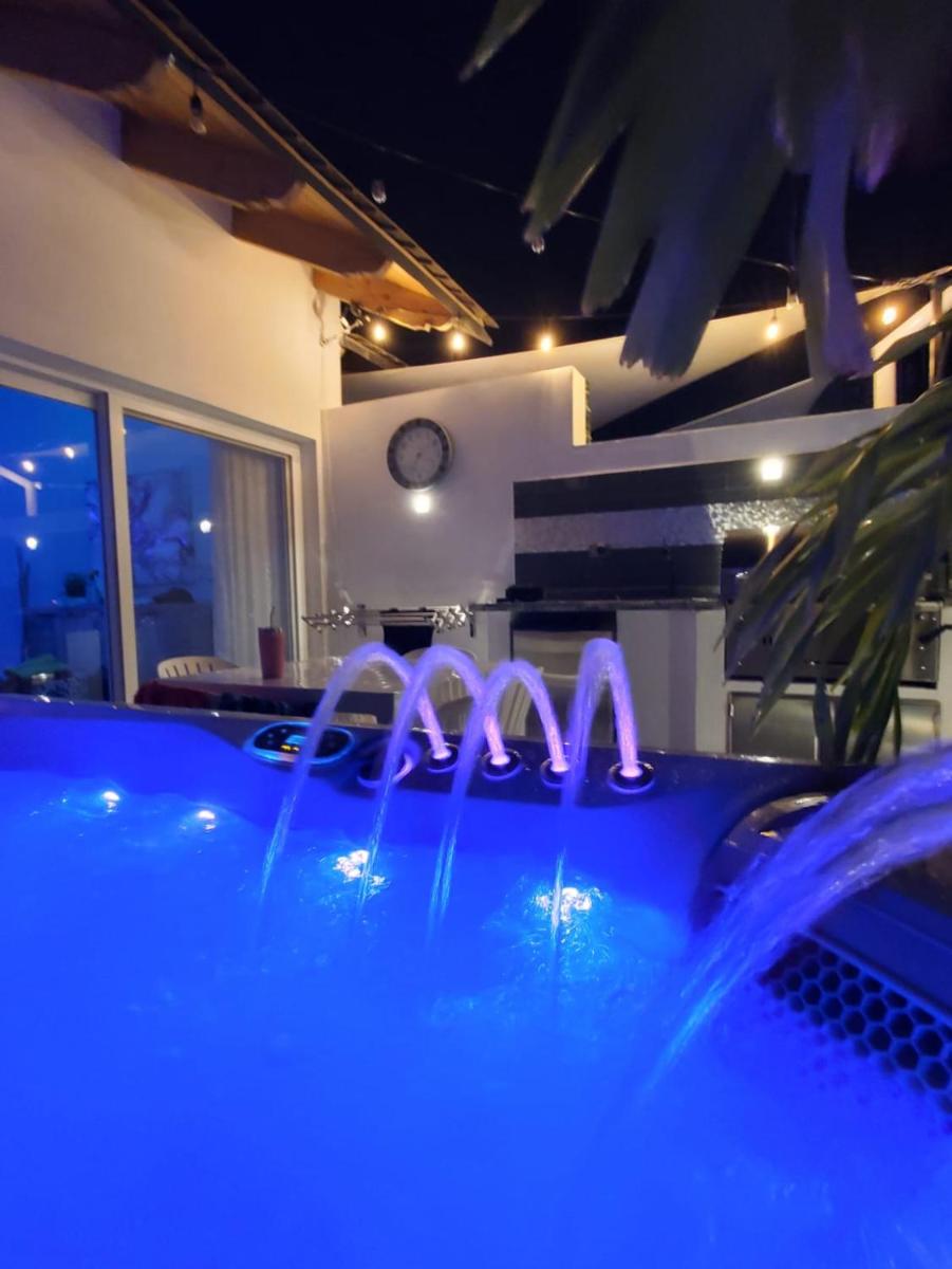 NEW Luxury Penthouse with Jacuzzi, BBQ and 4 Free private beach passes! — photo 4