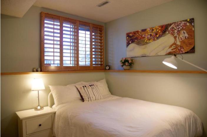 OFF CAMPUS UC Room