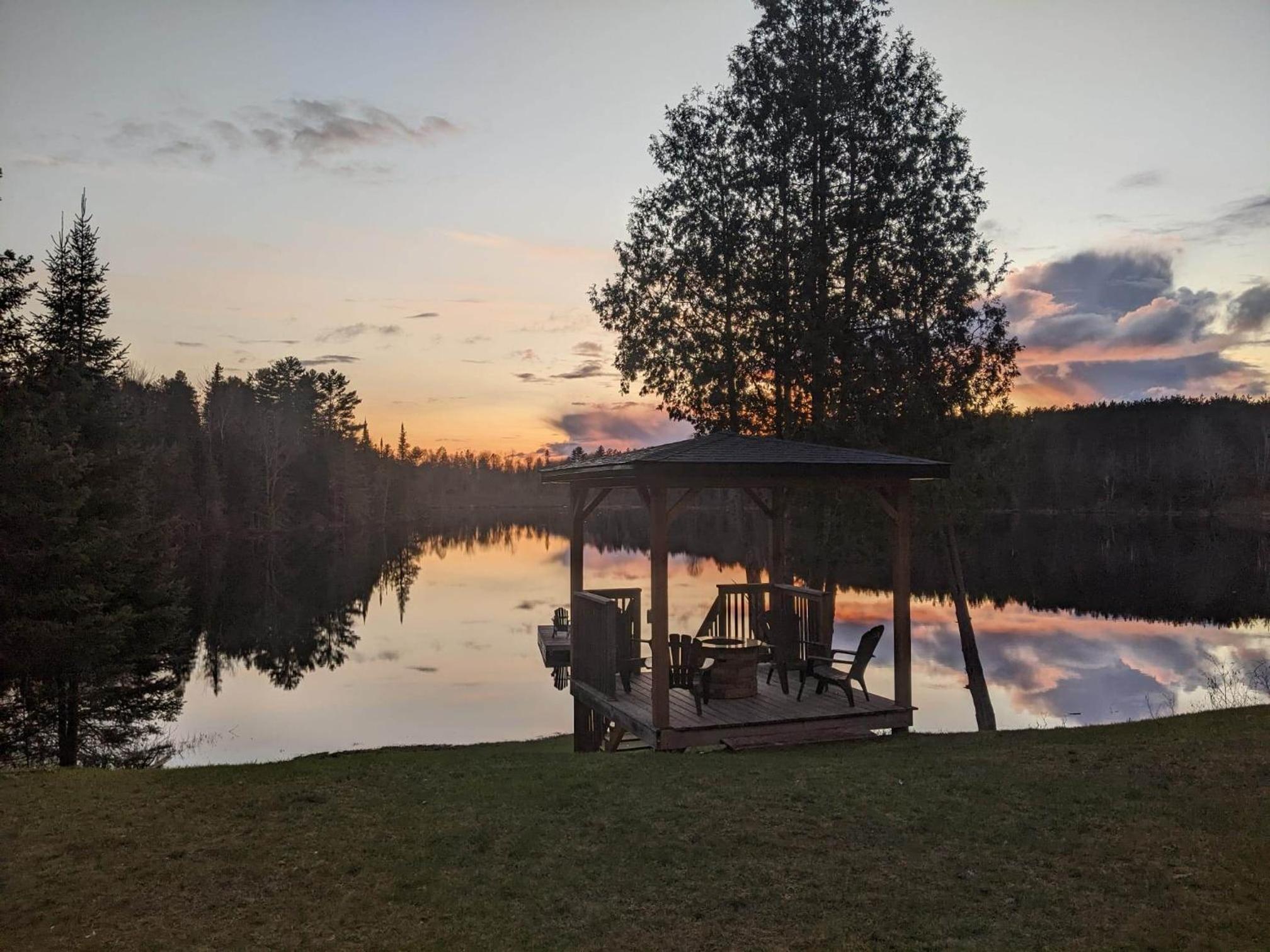 BowLakeHouse - Lakefront Cottage with Beach