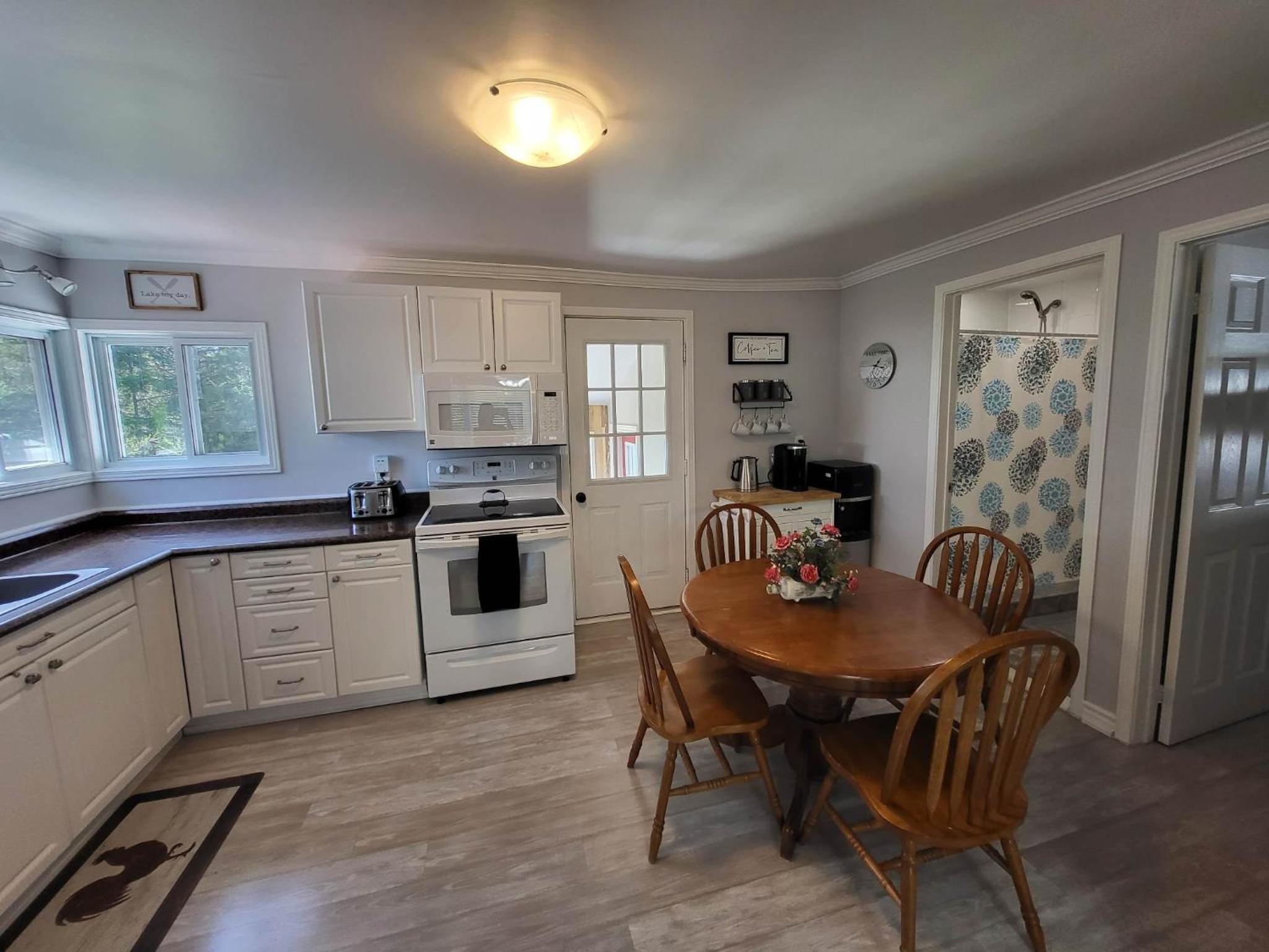 BowLakeHouse - Lakefront Cottage with Beach