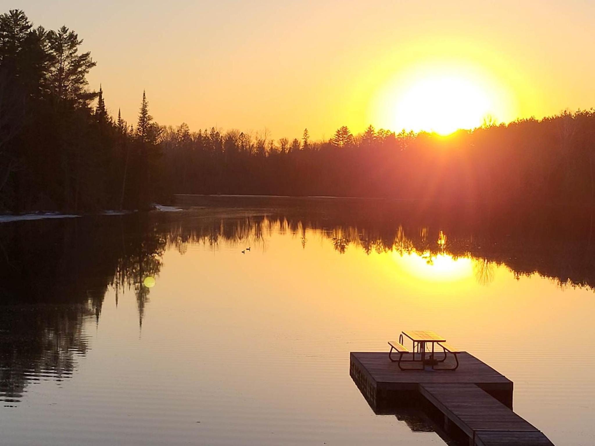 BowLakeHouse - Lakefront Cottage with Beach