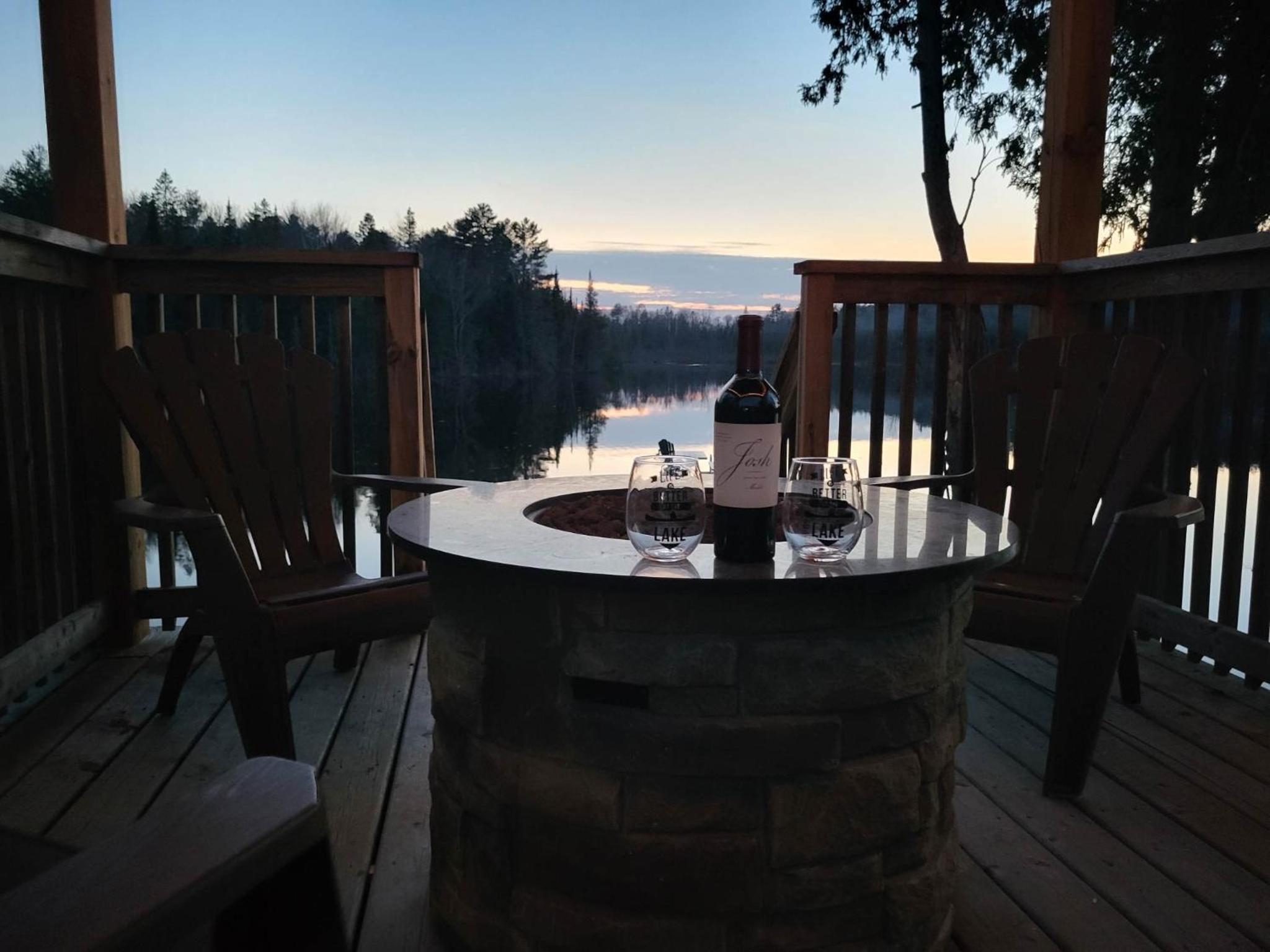 BowLakeHouse - Lakefront Cottage with Beach