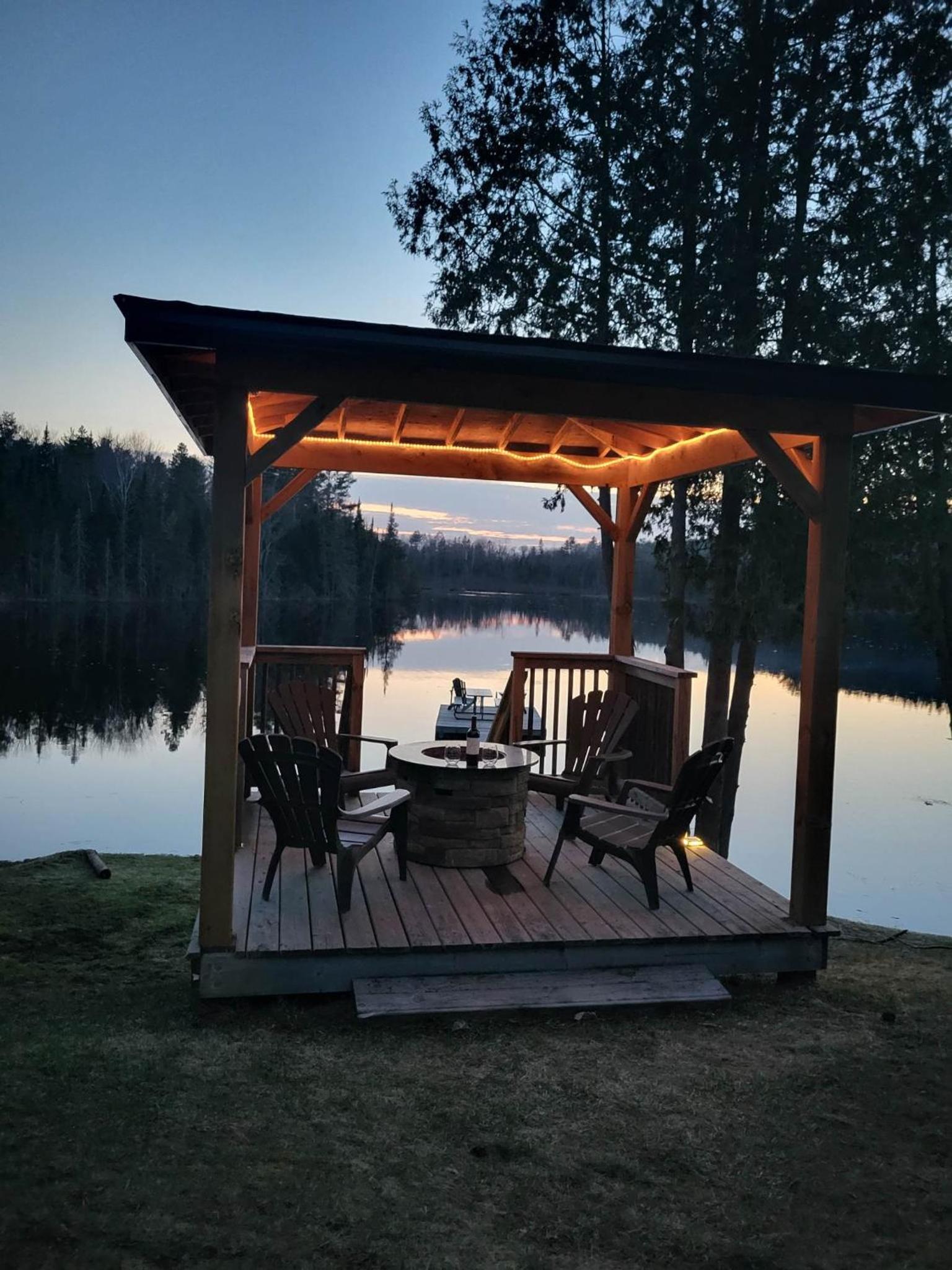 BowLakeHouse - Lakefront Cottage with Beach