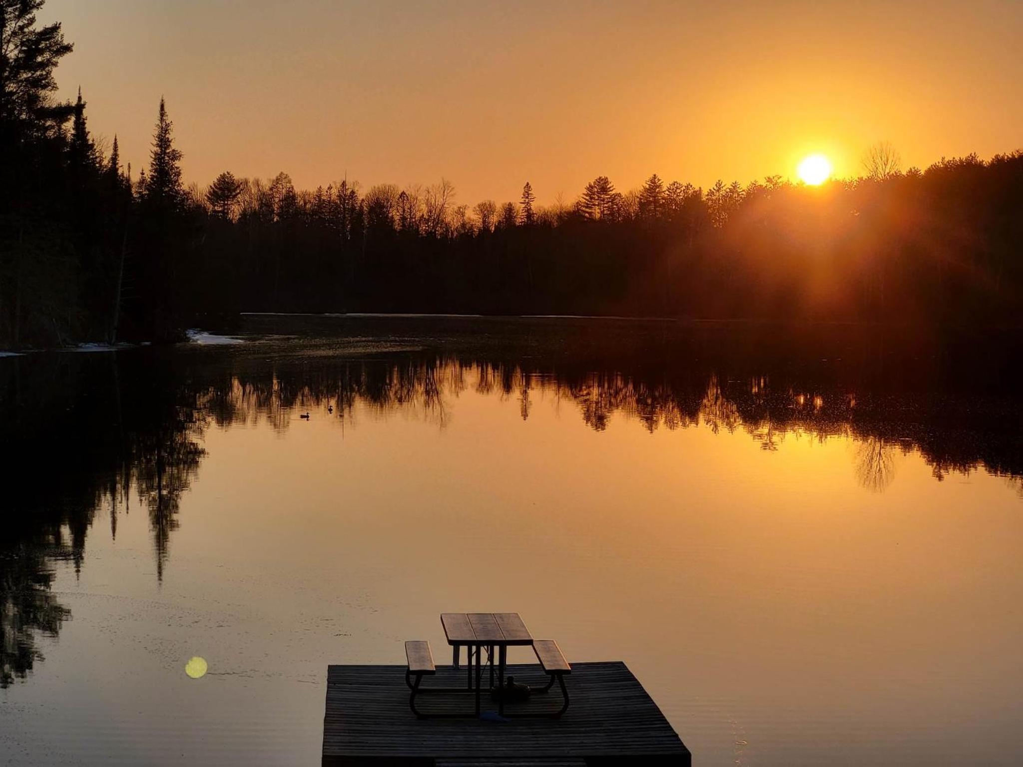 BowLakeHouse - Lakefront Cottage with Beach