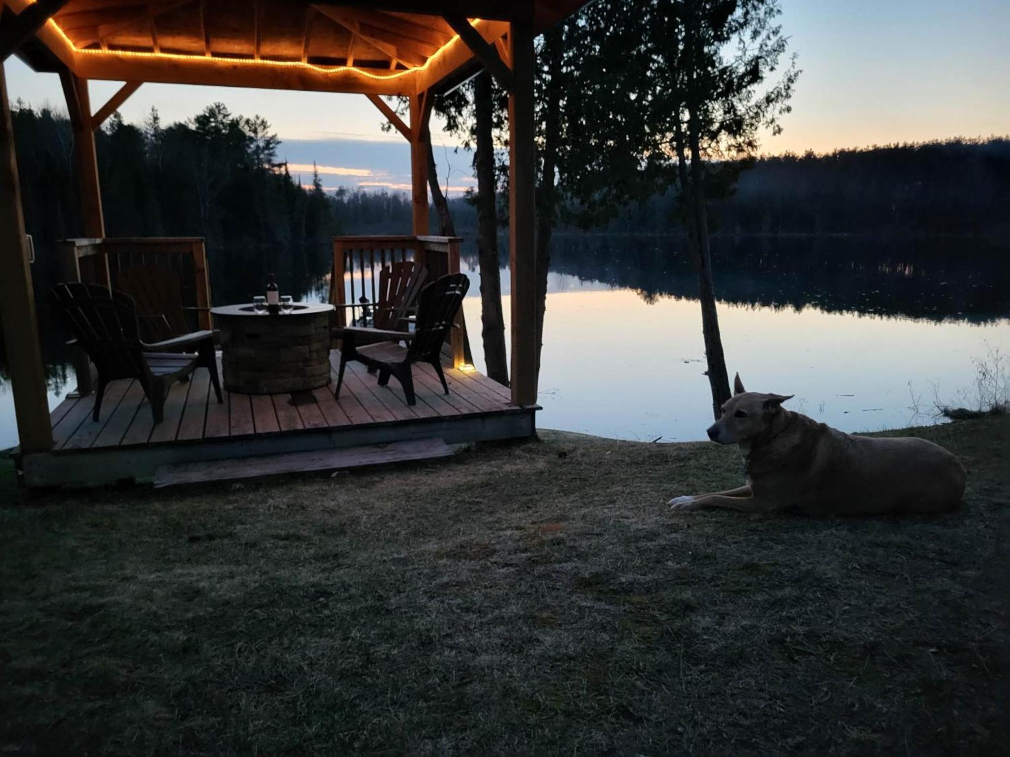 BowLakeHouse - Lakefront Cottage with Beach