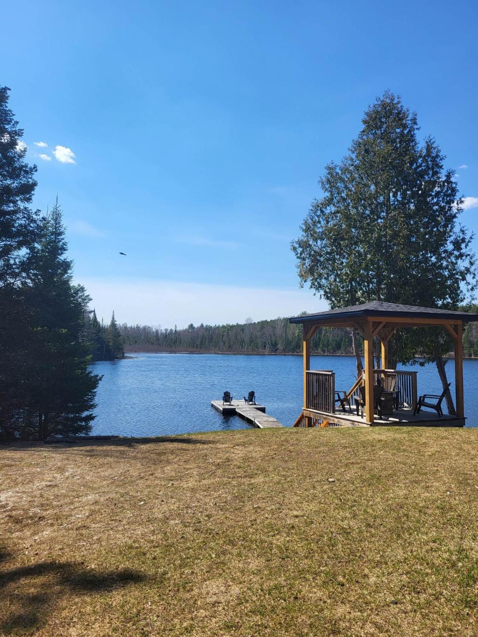 BowLakeHouse - Lakefront Cottage with Beach