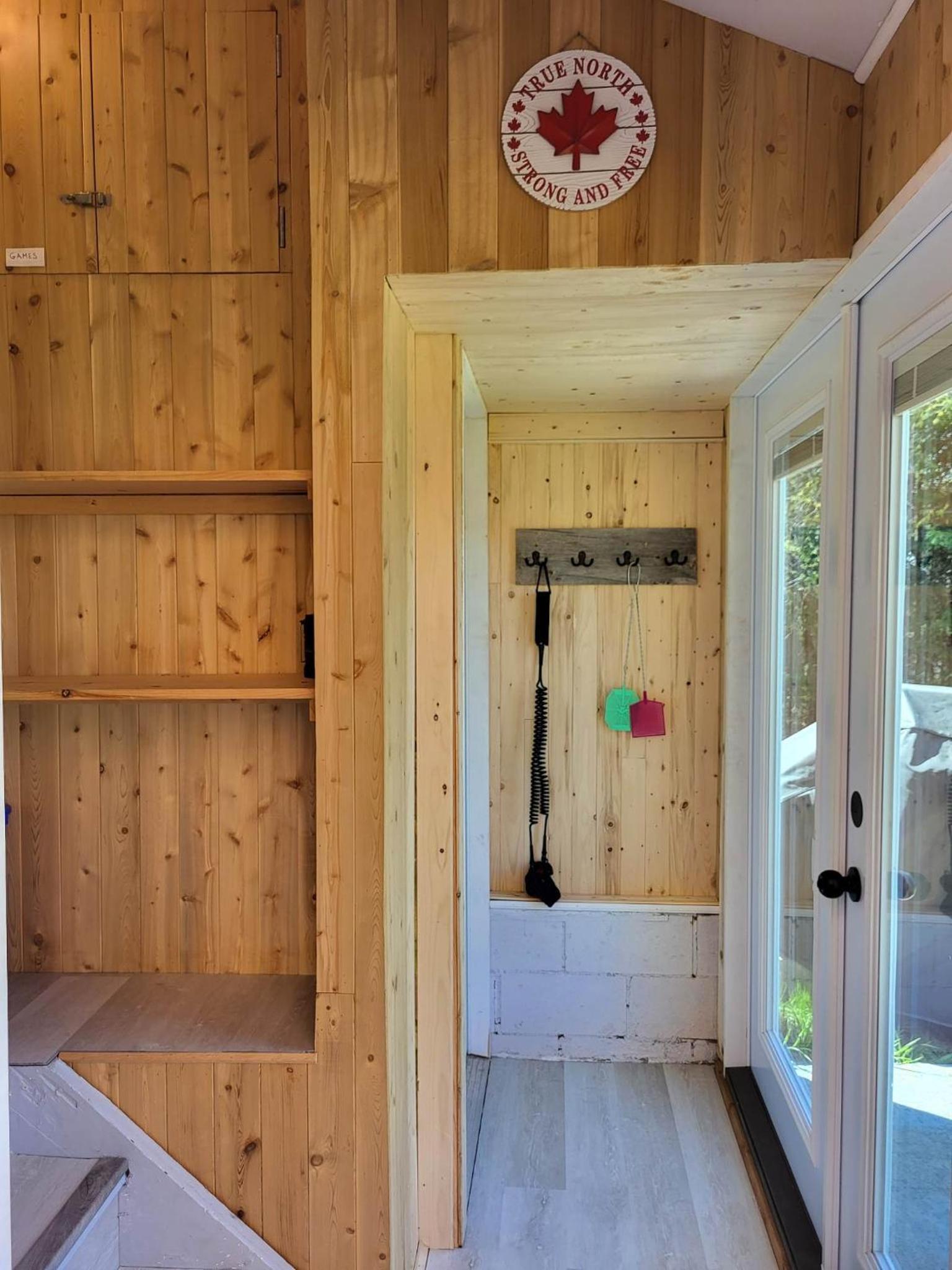 BowLakeHouse - Lakefront Cottage with Beach