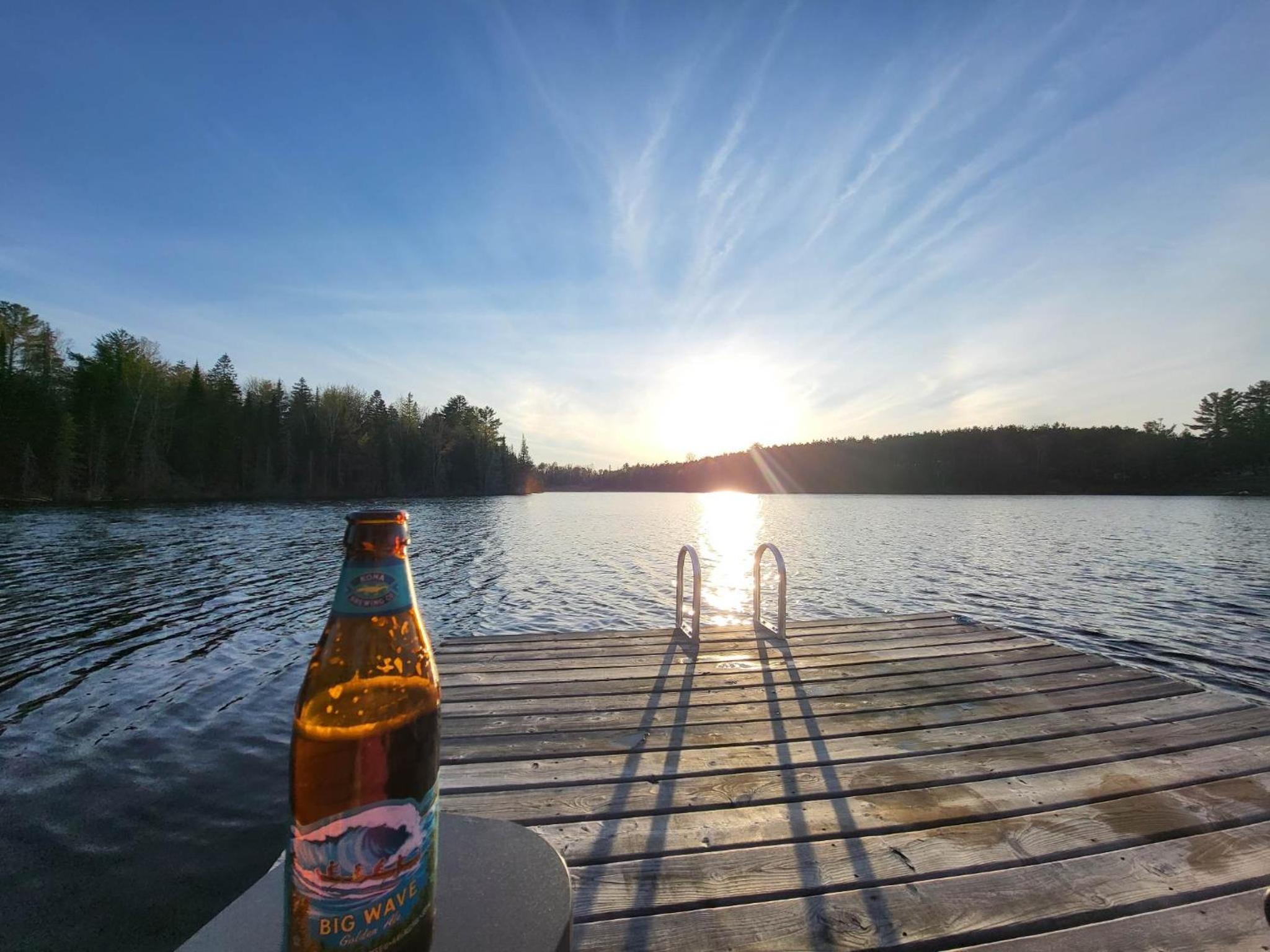 BowLakeHouse - Lakefront Cottage with Beach