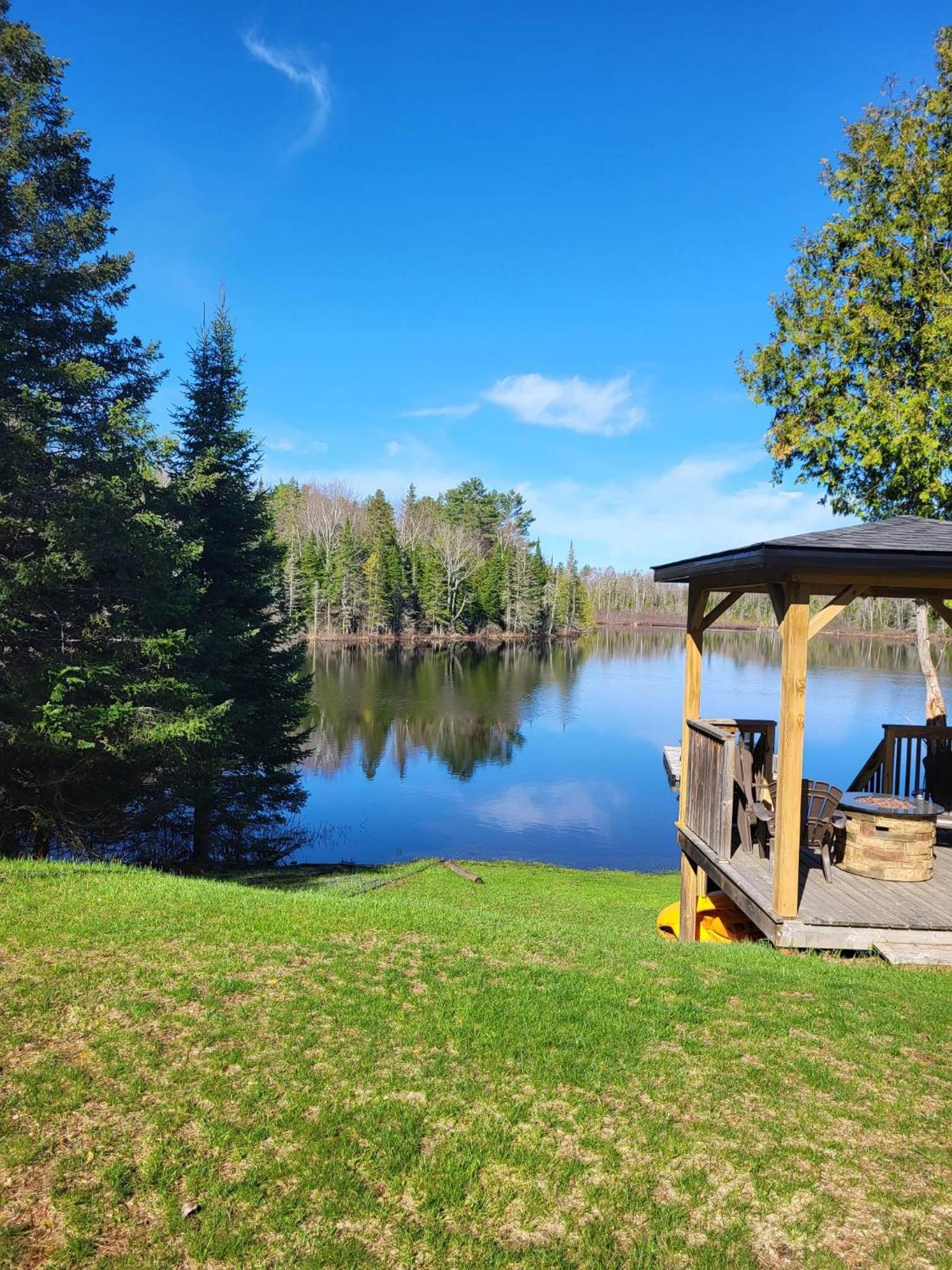 BowLakeHouse - Lakefront Cottage with Beach