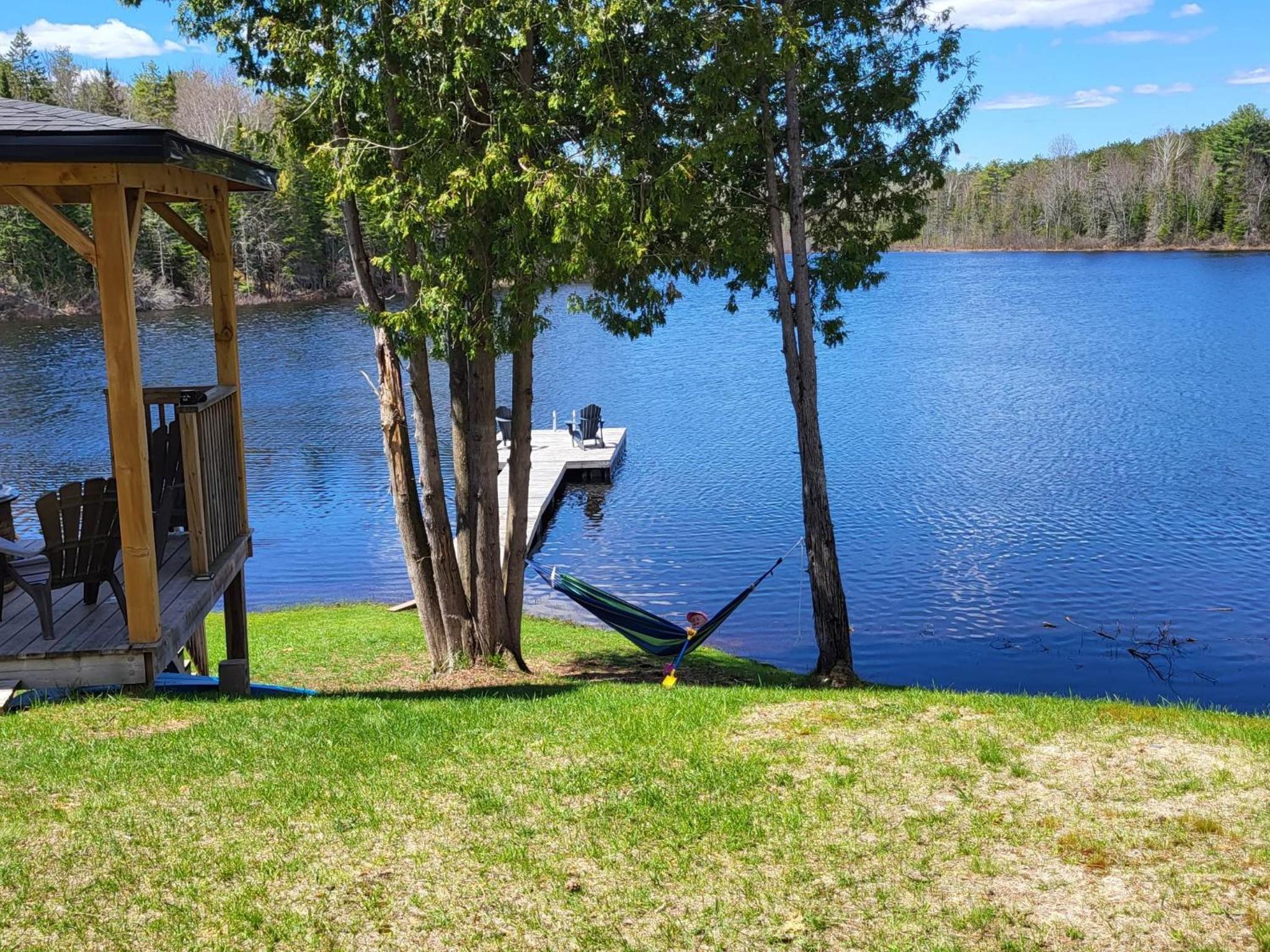 BowLakeHouse - Lakefront Cottage with Beach