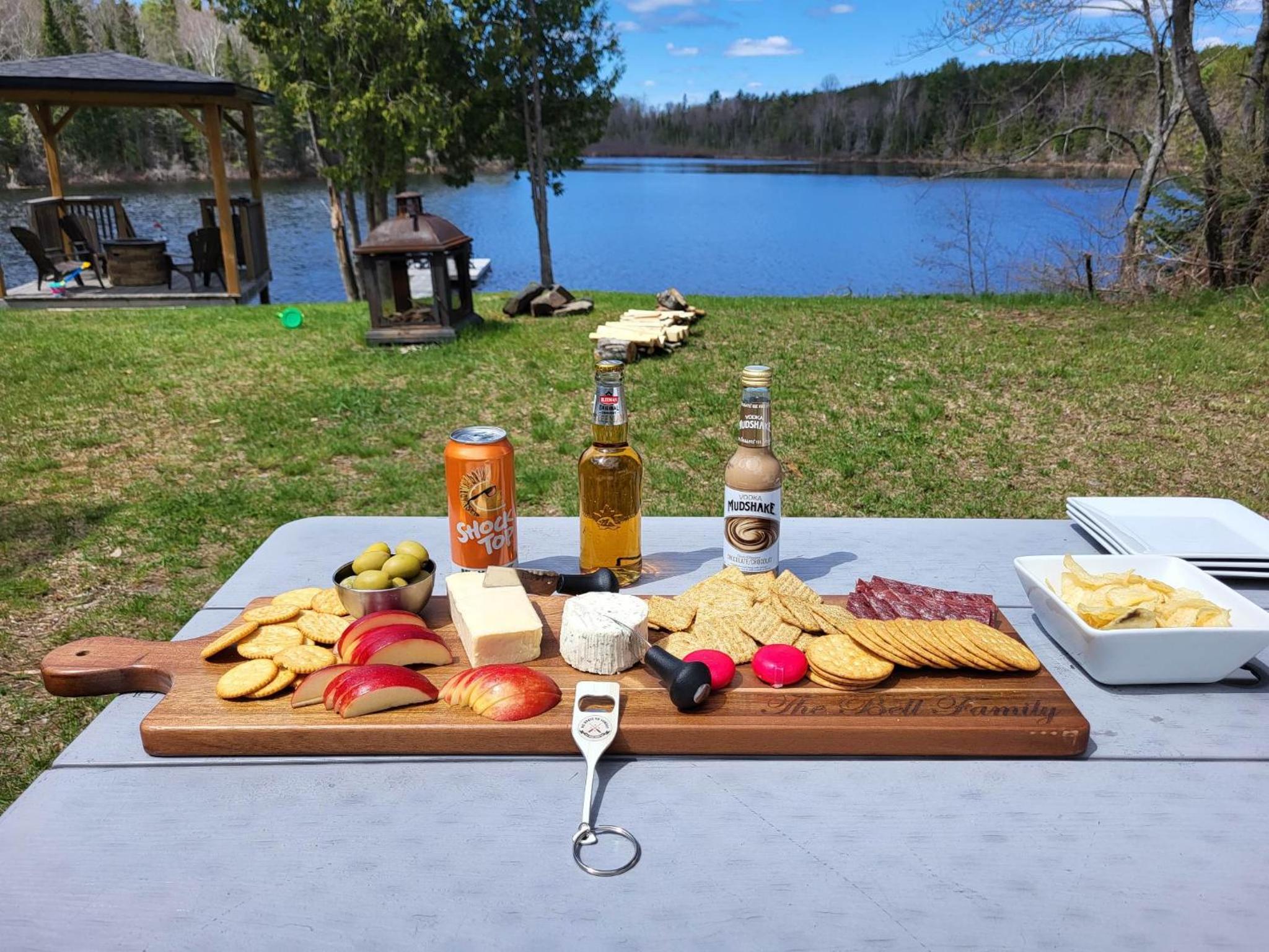 BowLakeHouse - Lakefront Cottage with Beach