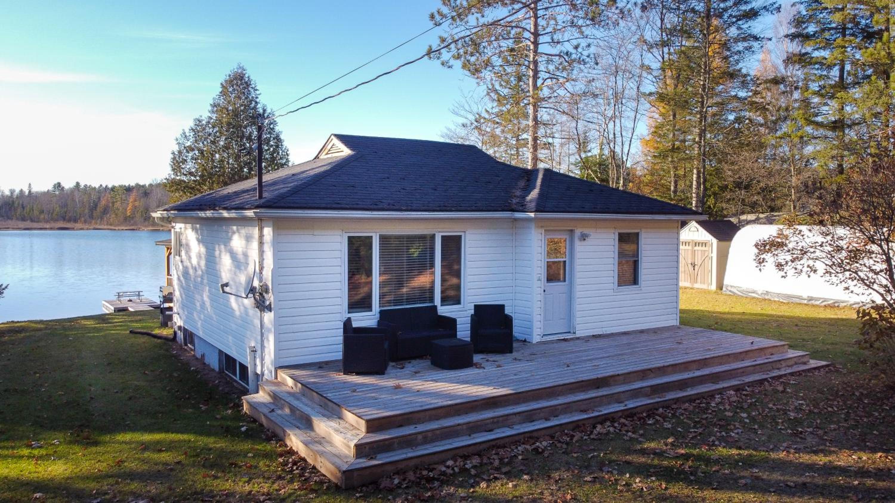 BowLakeHouse - Lakefront Cottage with Beach