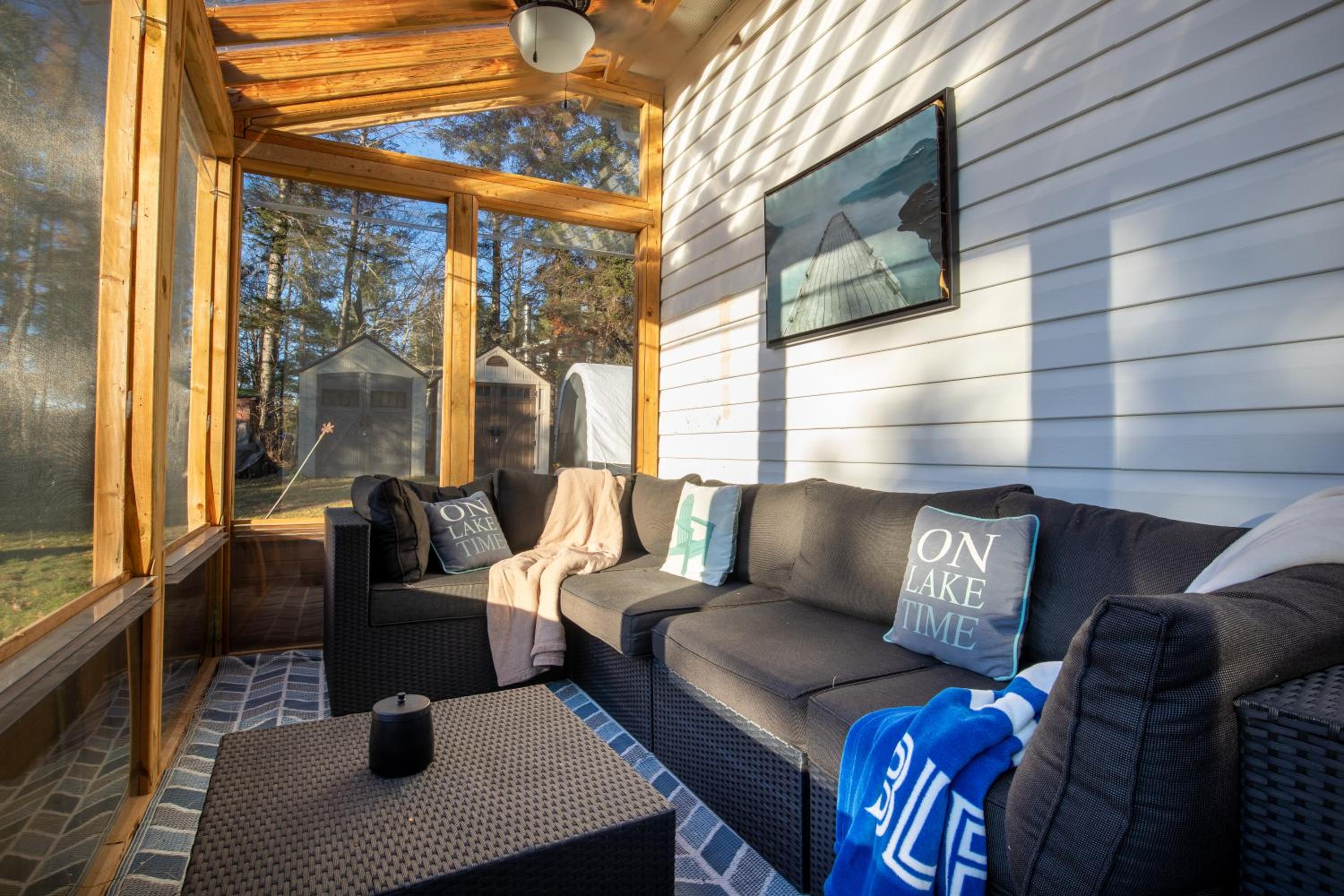 BowLakeHouse - Lakefront Cottage with Beach