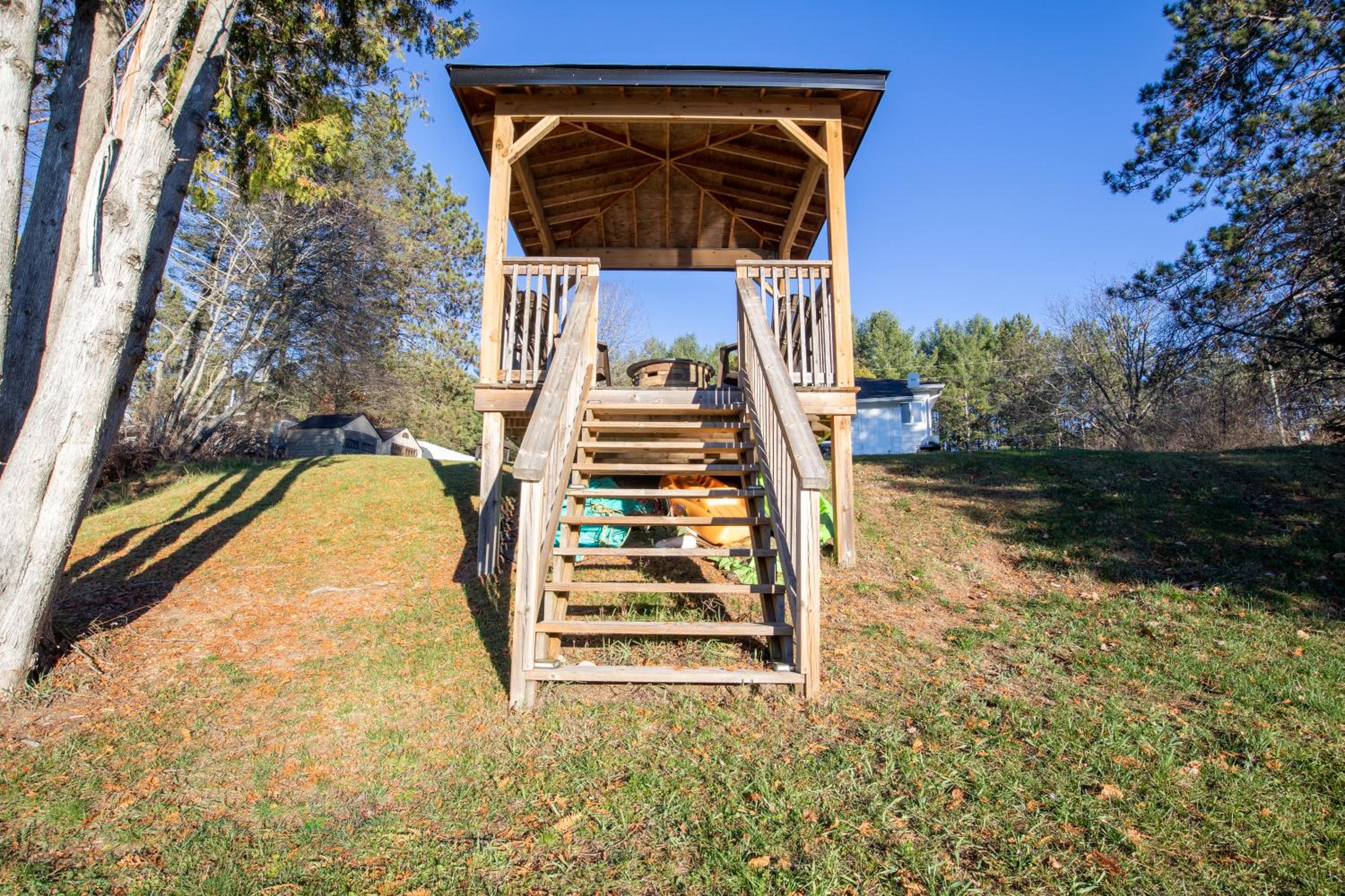 BowLakeHouse - Lakefront Cottage with Beach