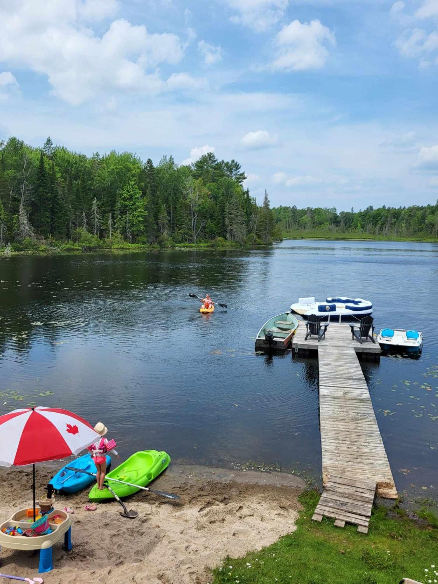 BowLakeHouse - Lakefront Cottage with Beach