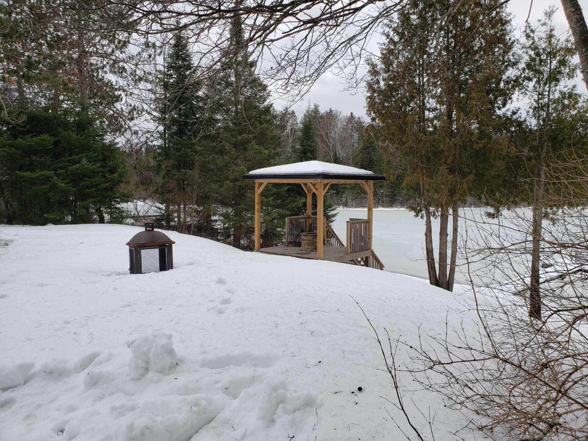 BowLakeHouse - Lakefront Cottage with Beach
